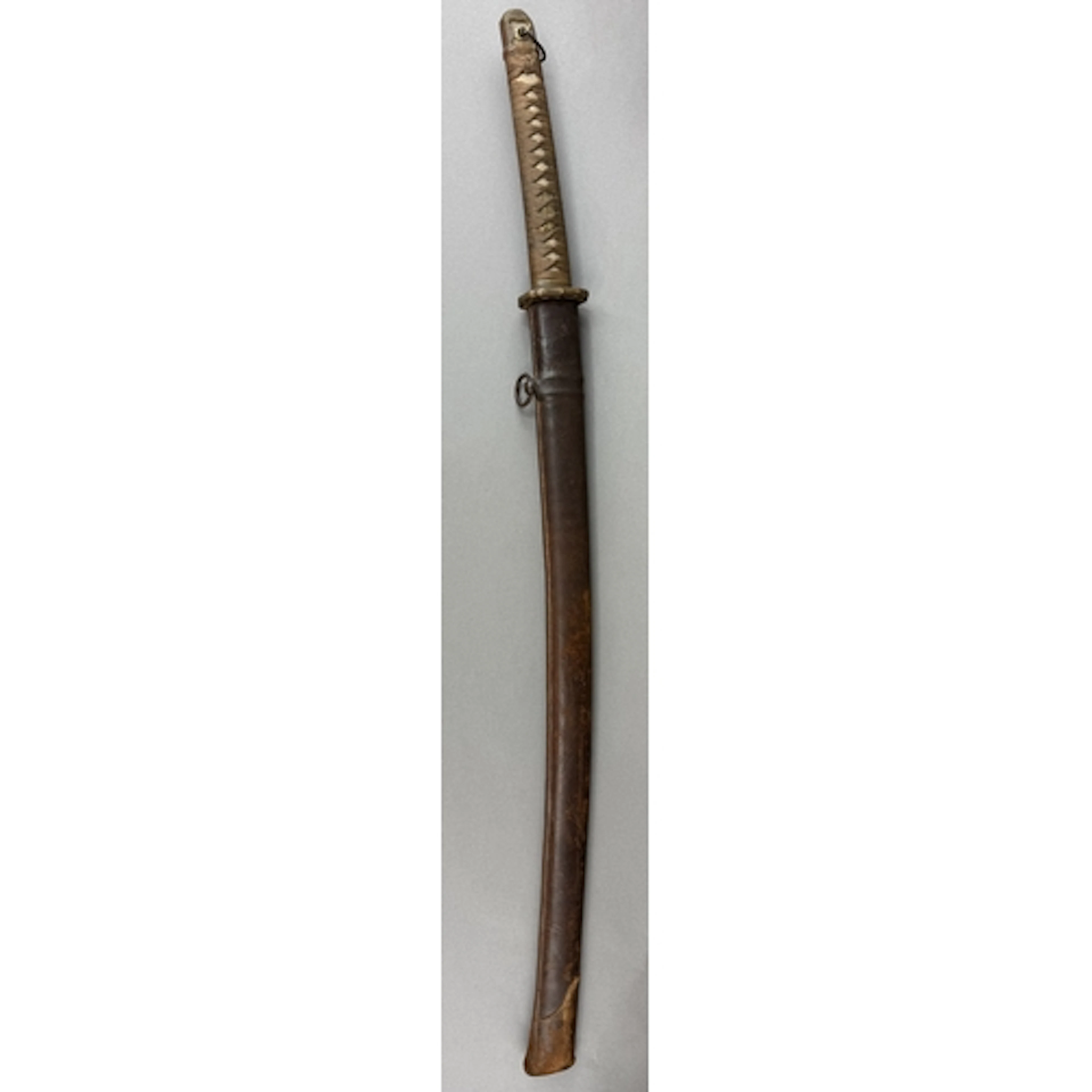 Militaria: a Japanese WW2 katana, the 66cm blade within a le...