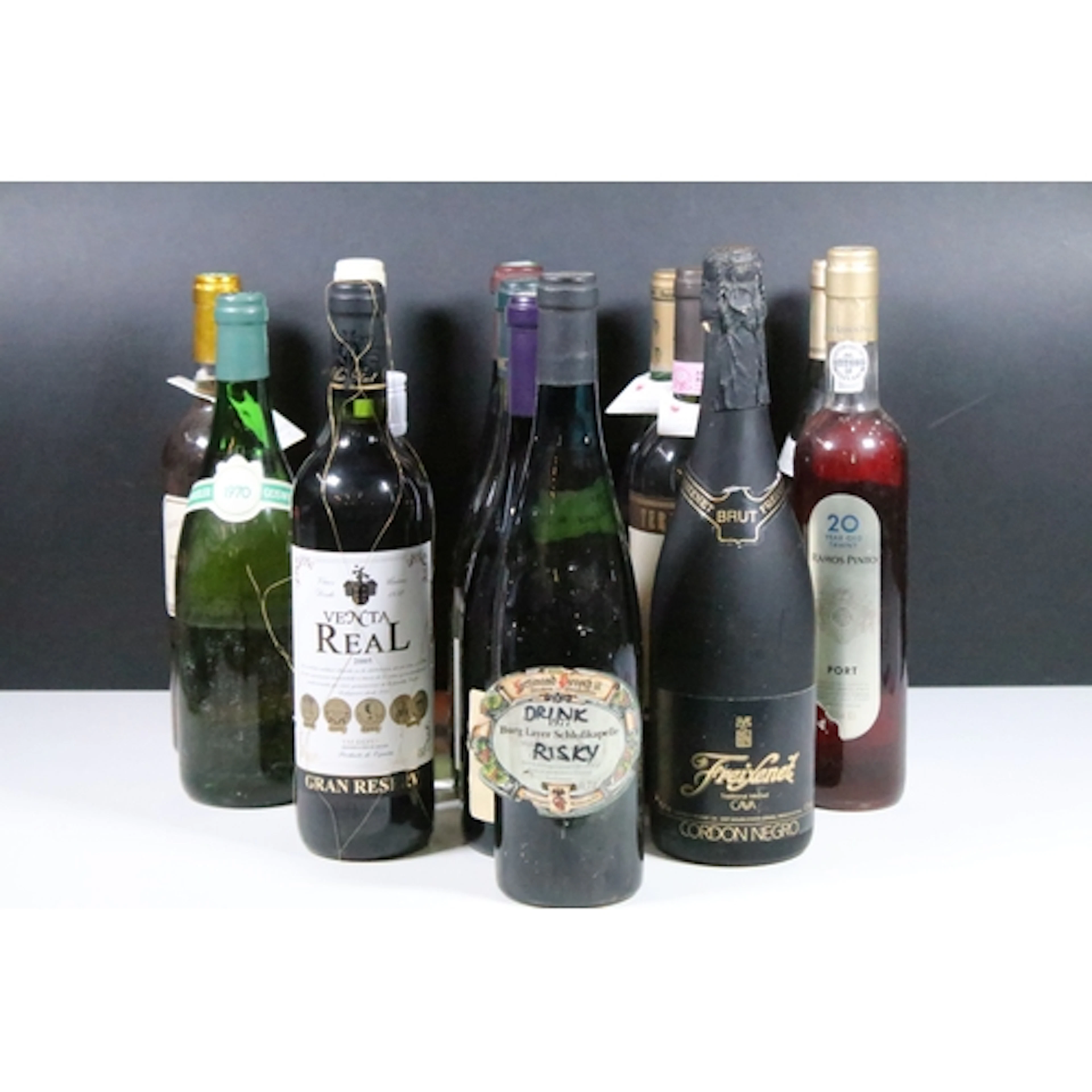 Group of vintage wines, to comprise 'Le Clos Blanc de Vougeo...