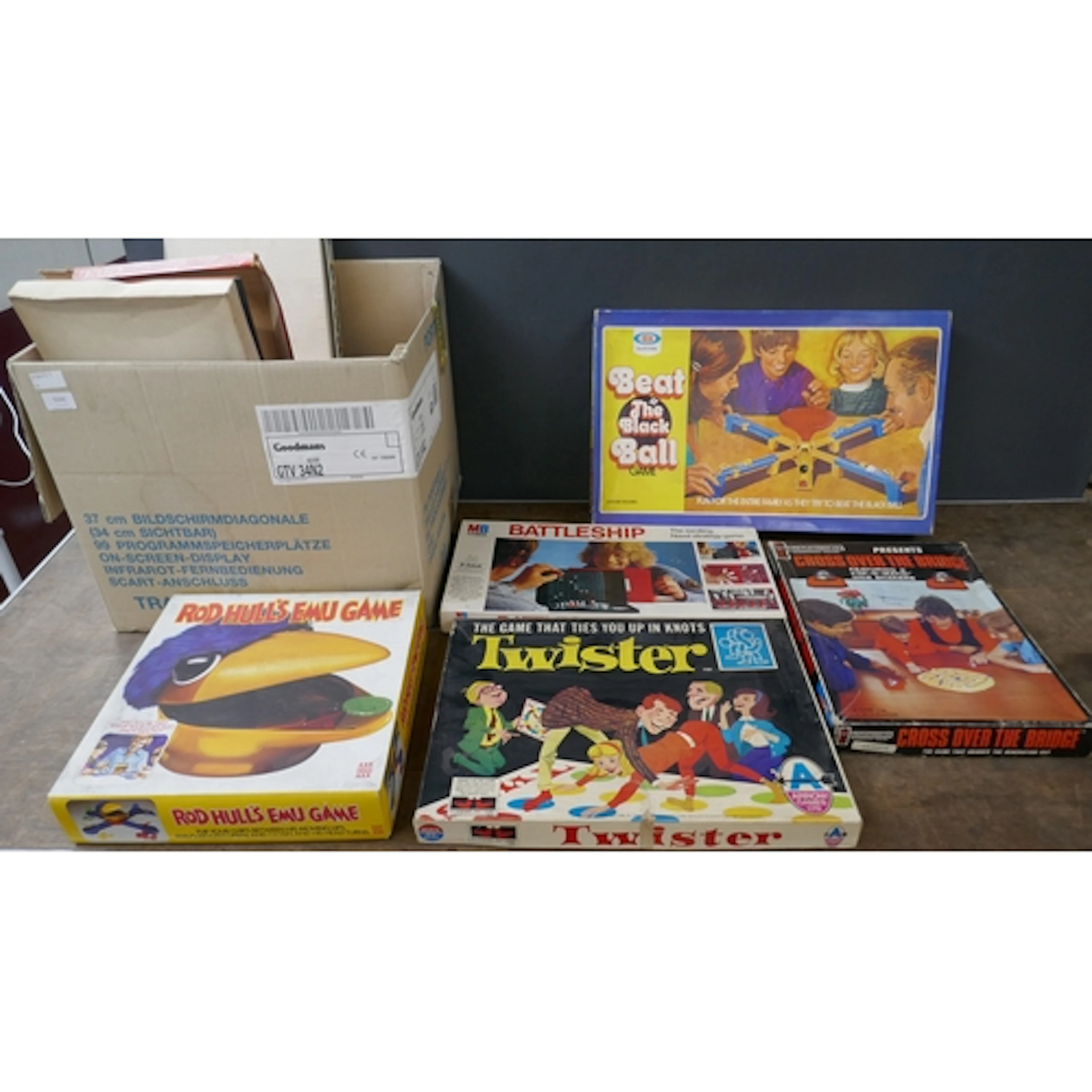 A large collection of vintage games including Twister, Rod H...