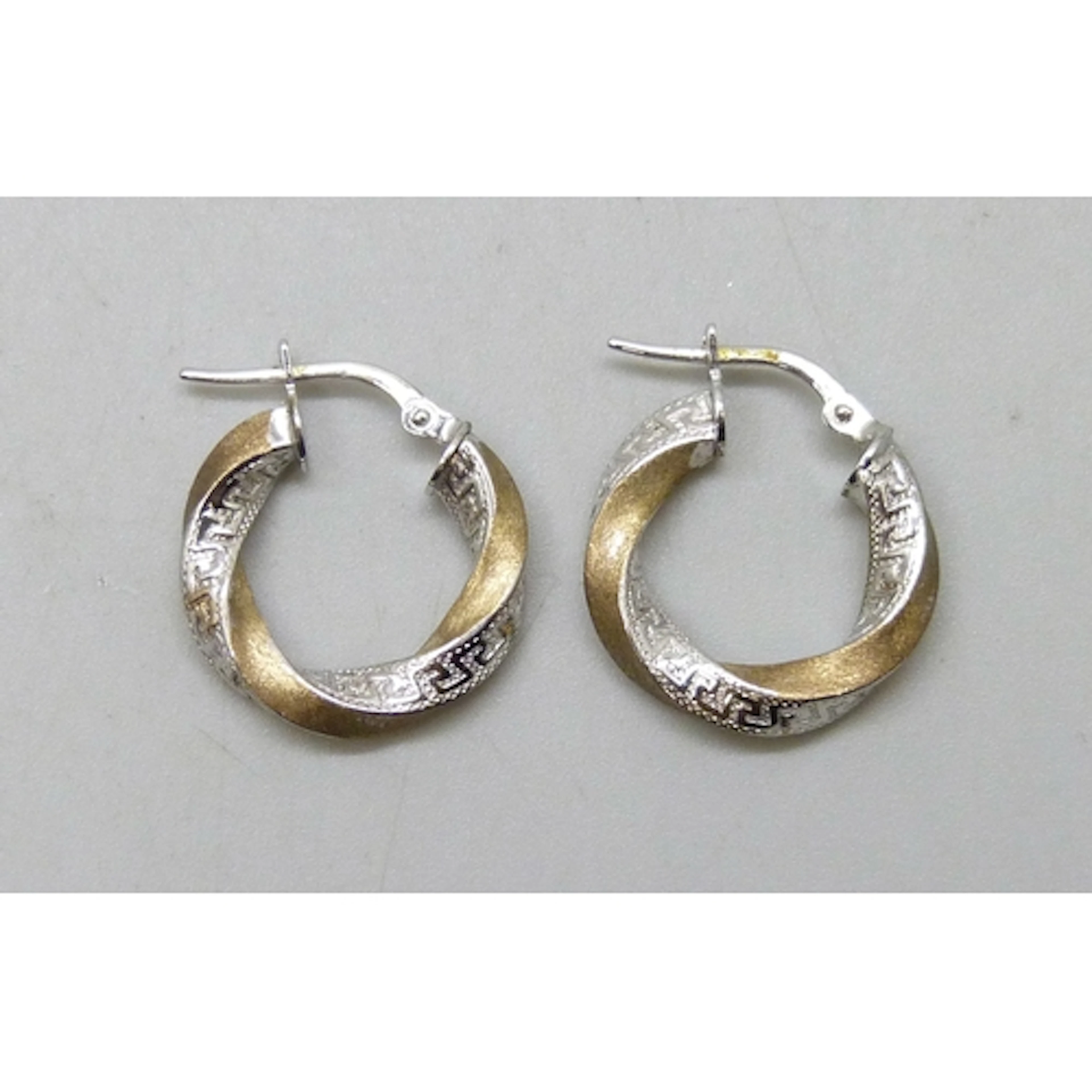 A pair of 9ct gold hoop earrings, 1.5g, 1.6cm