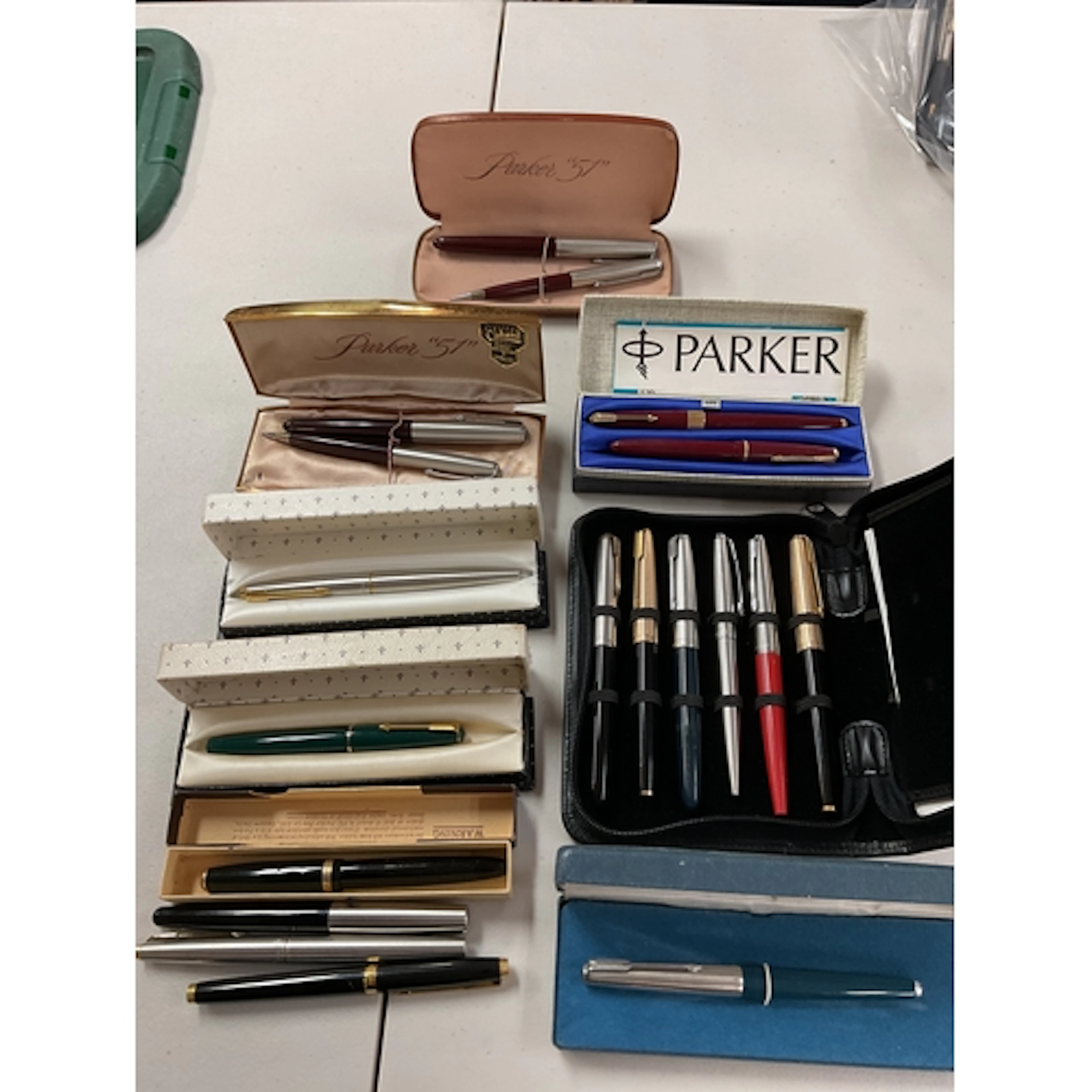 Qty vintage Parker fountain pens in original boxes.