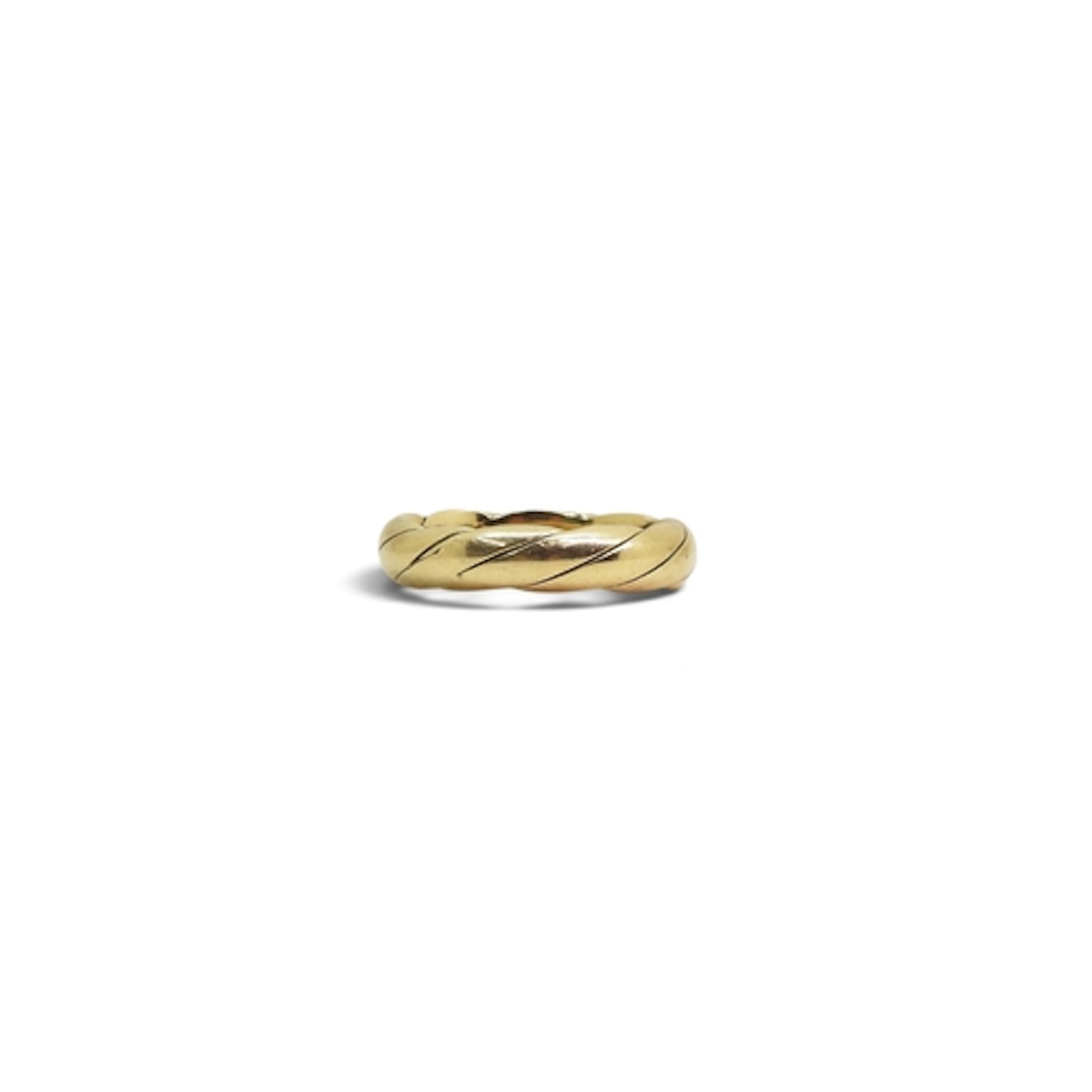 A 9ct gold wedding ring with a twist pattern, size W1/2, wei...