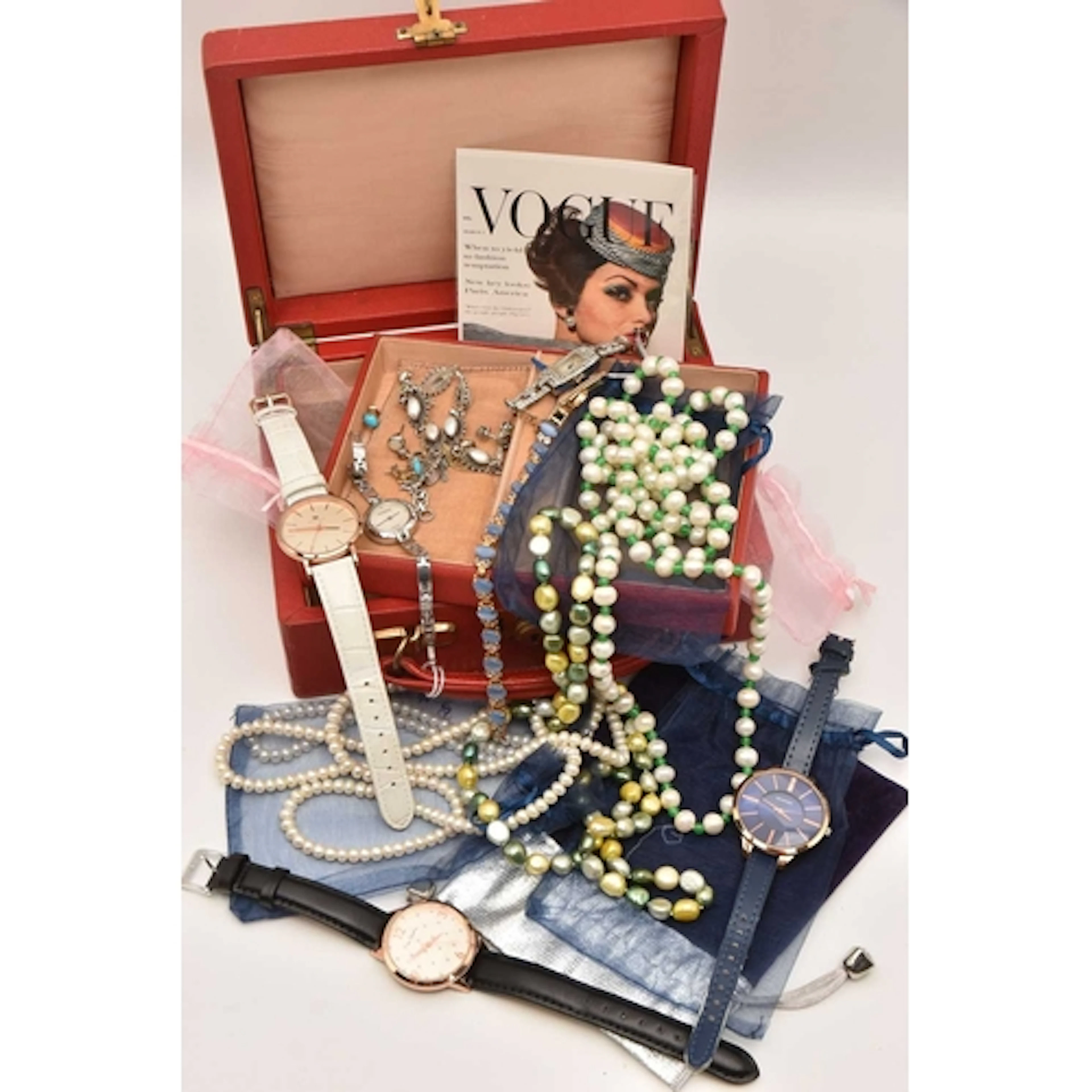 AN ASSORTMENT OF JEWELLERY AND WATCHES, to include a white m...