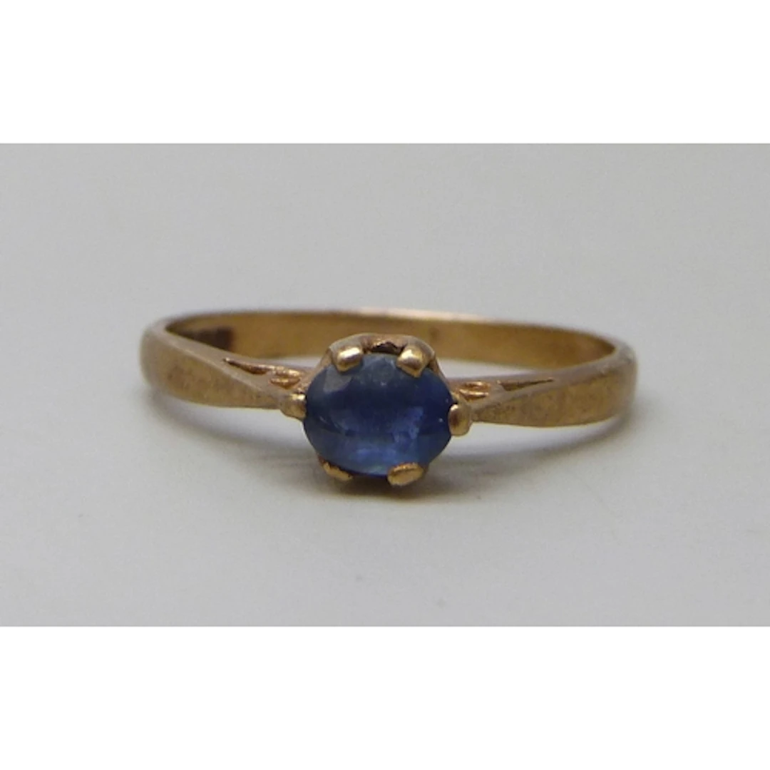A 9ct gold and sapphire ring, 1.4g, K