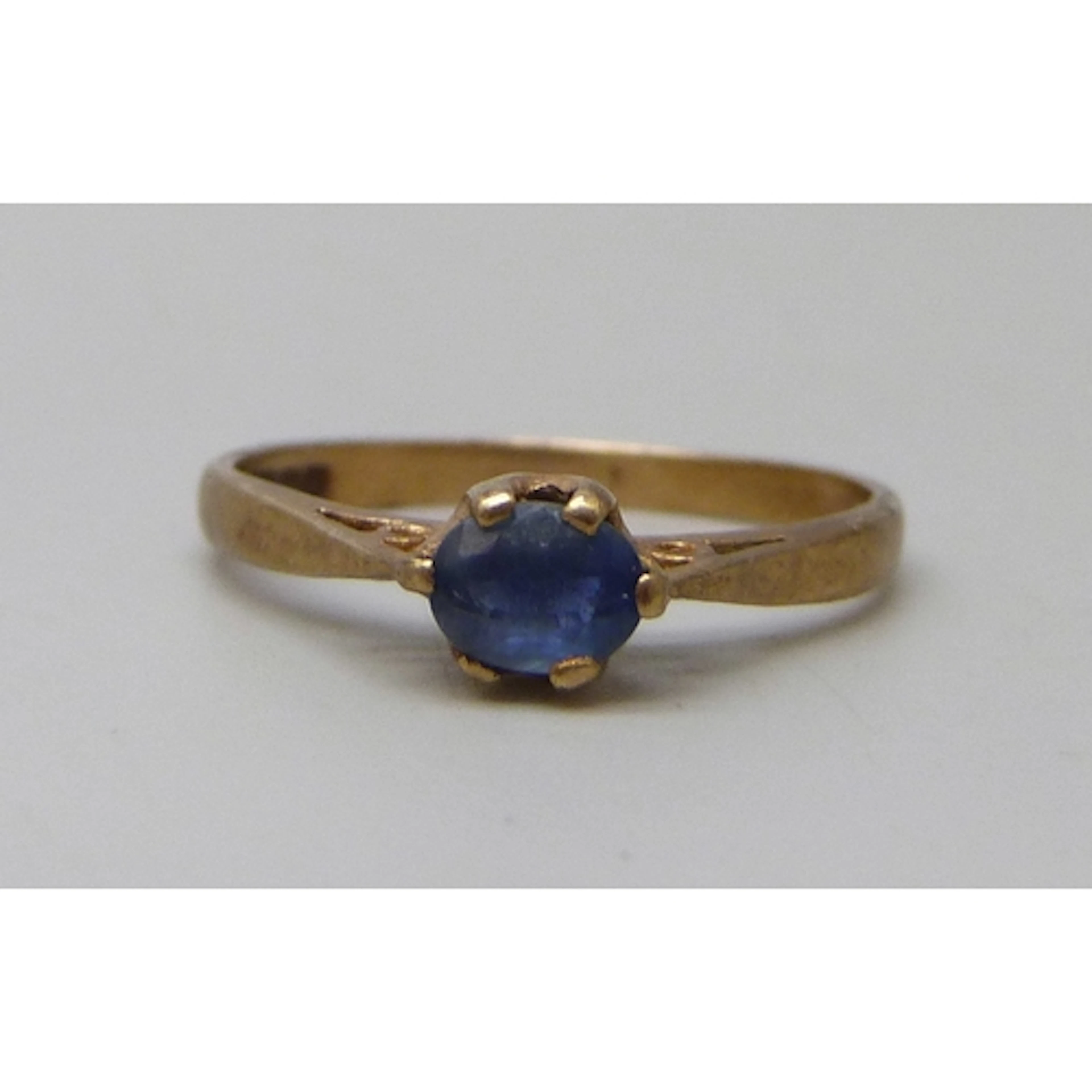 A 9ct gold and sapphire ring, 1.4g, K