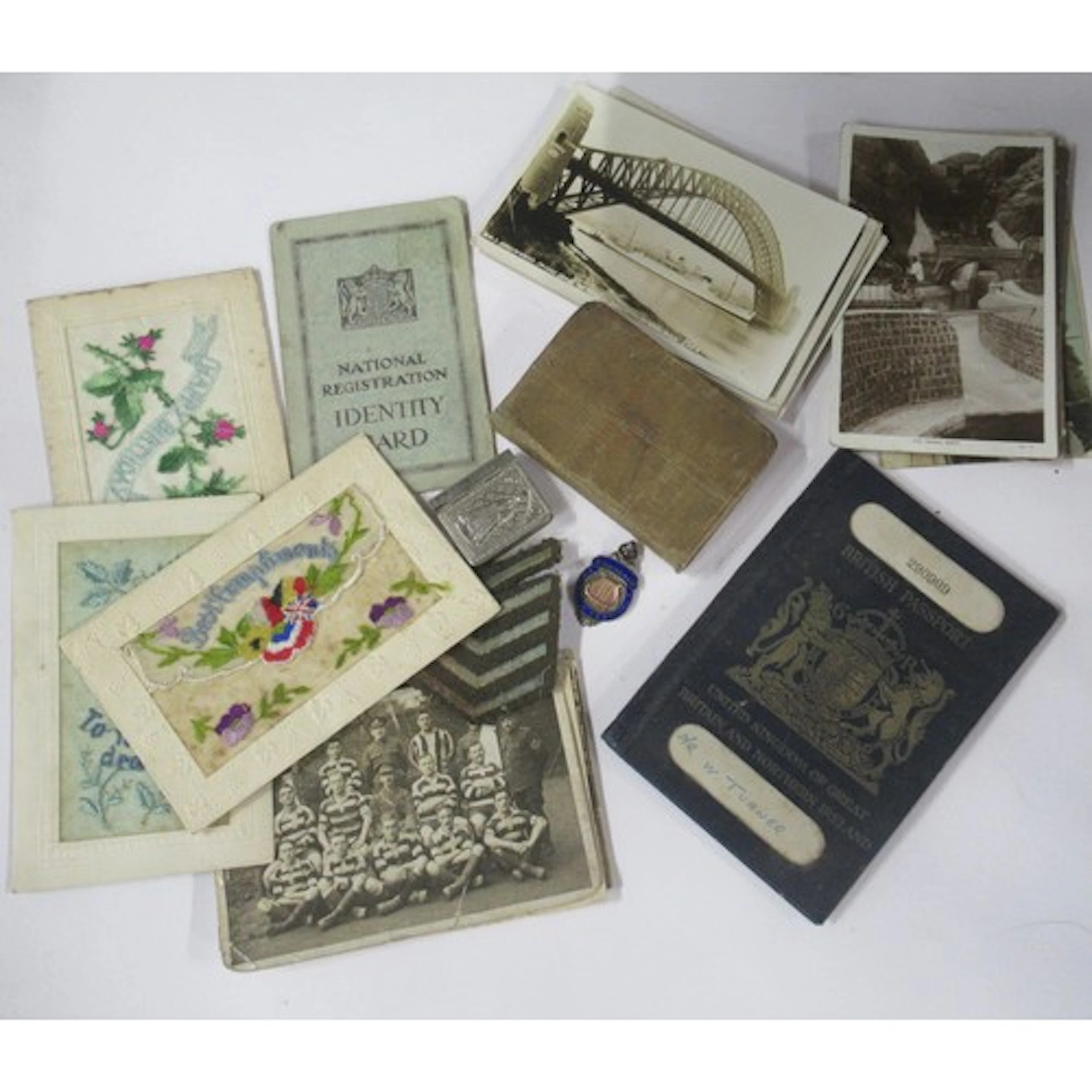 A collection of early 20th century postcards, to include war...