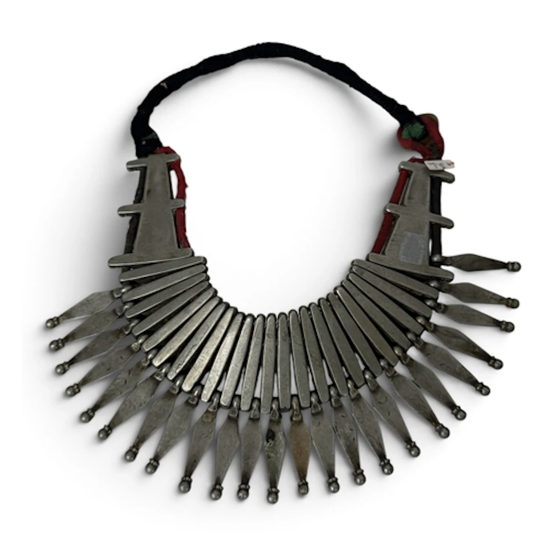AN EARLY 20TH C NEPALESE OR INDIAN SILVER ALLOY NECKLACE ...