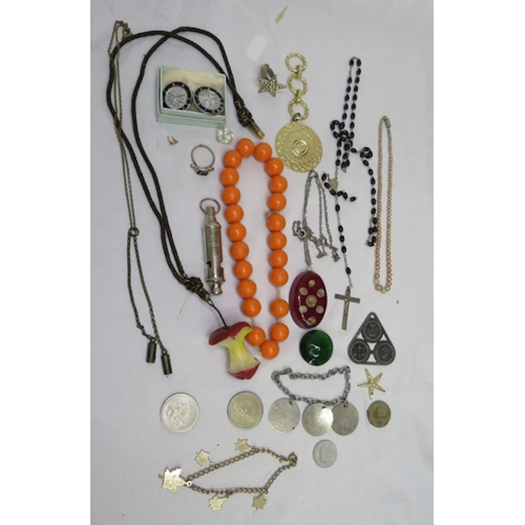 Vintage Costume Jewellery incl. plastic apple pendant, nibbl...