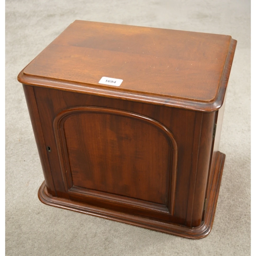 Small Victorian mahogany table cabinet