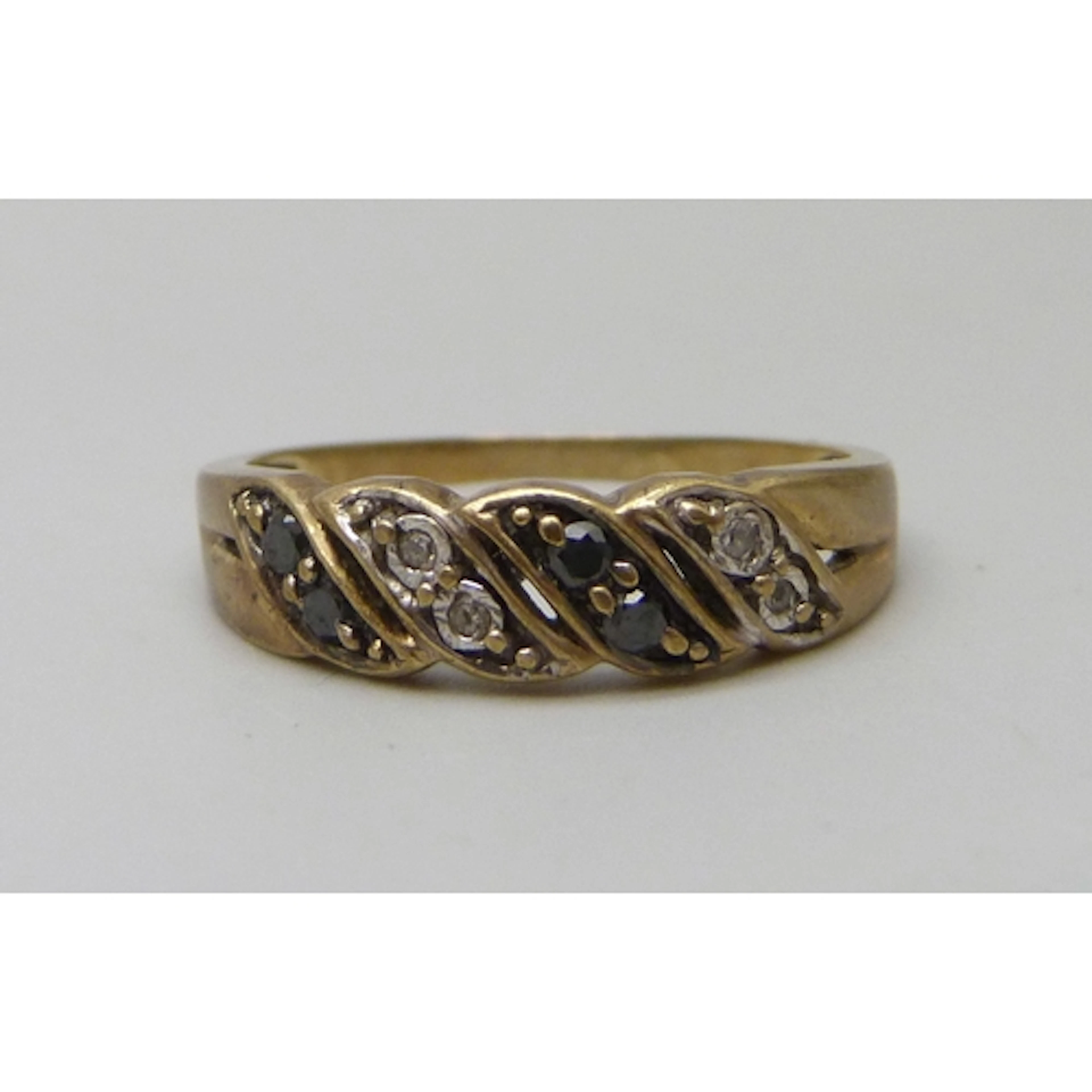 A 9ct gold, diamond and sapphire ring, 2.3g, P