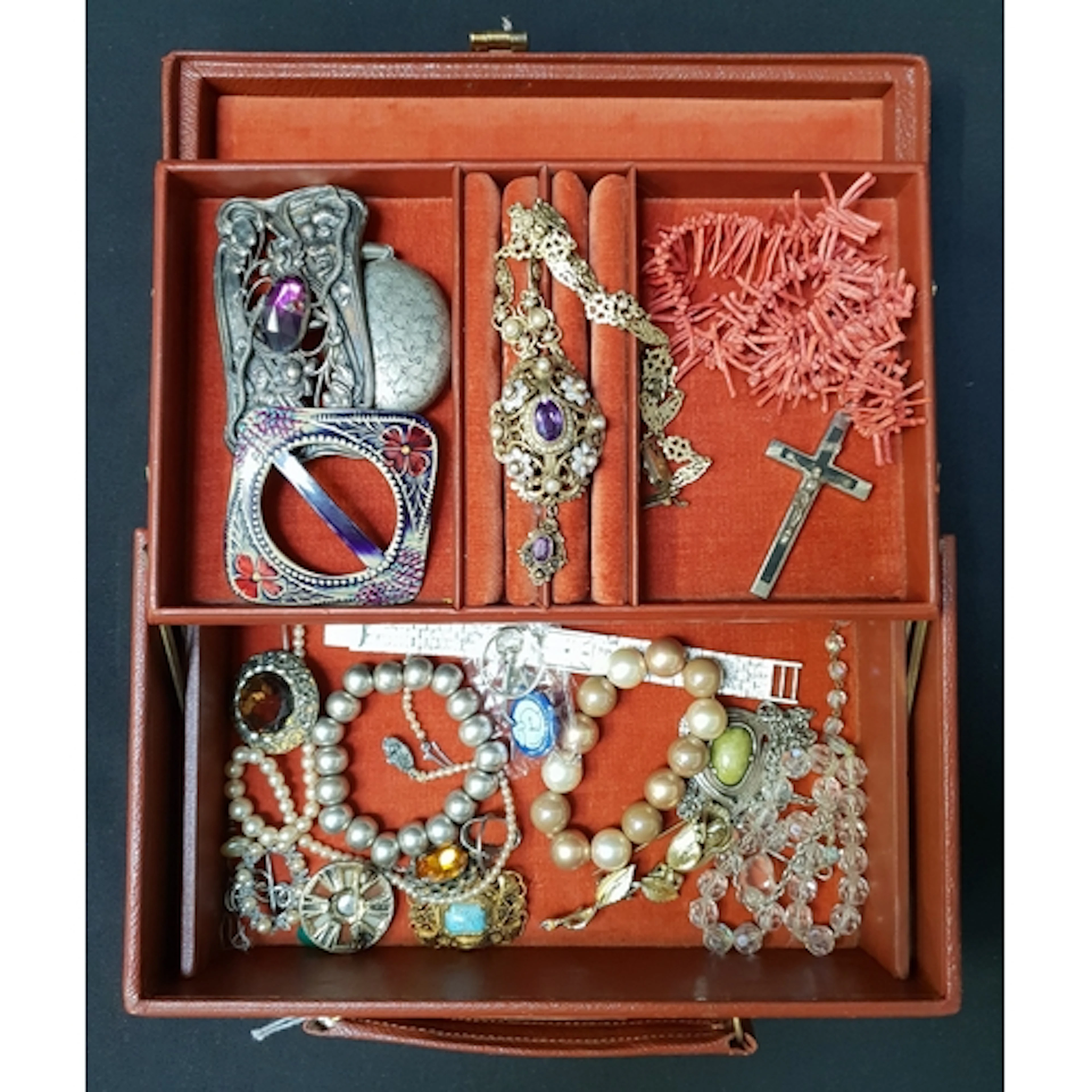 GOOD SELECTION OF VINTAGE COSTUME JEWELLERY including an orn...
