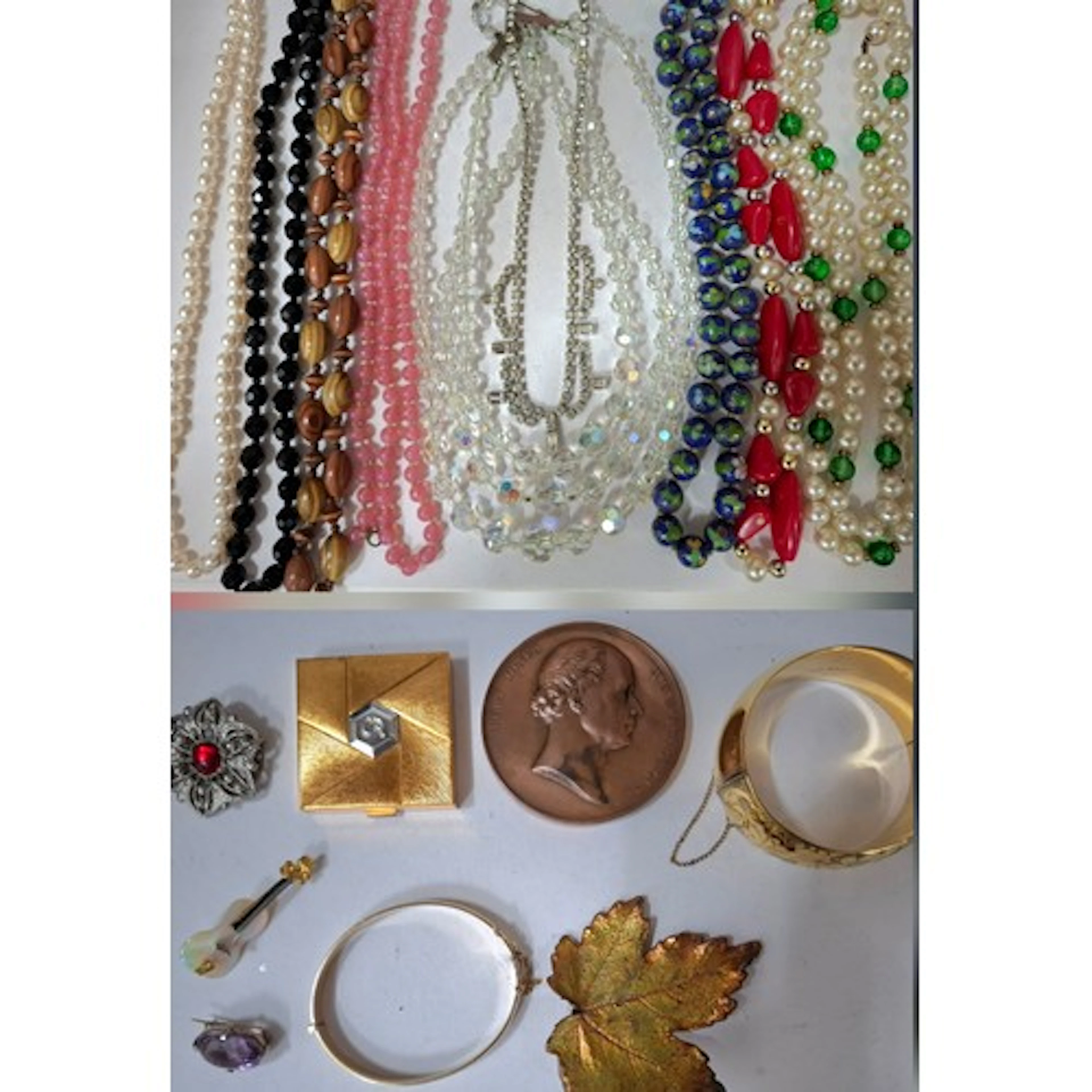 A quantity of costume jewellery and small collectables to in...