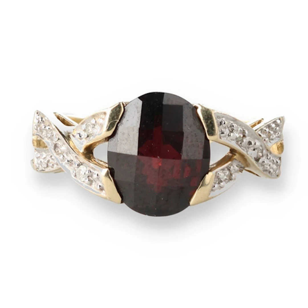 A 9CT GOLD, DIAMOND AND GARNET RING