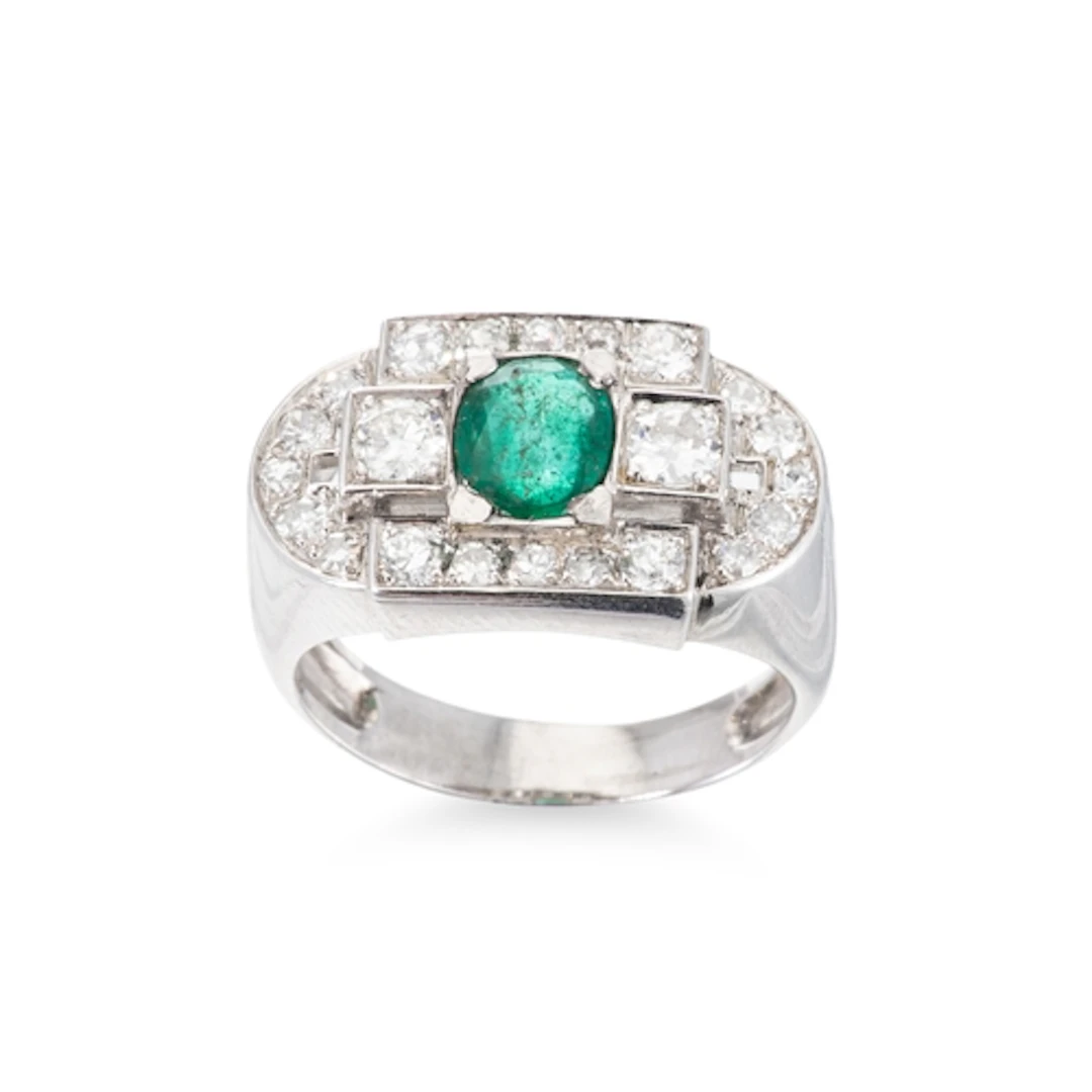 AN ART DECO STYLE EMERALD AND DIAMOND PLAQUE RING, mounted i...