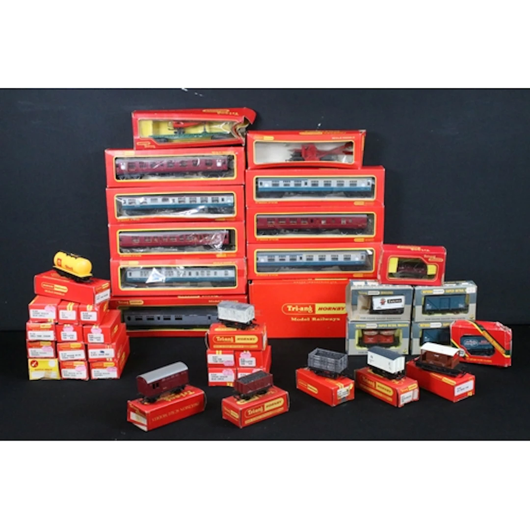 39 Boxed OO gauge items of rolling stock to include 35 x Hor...