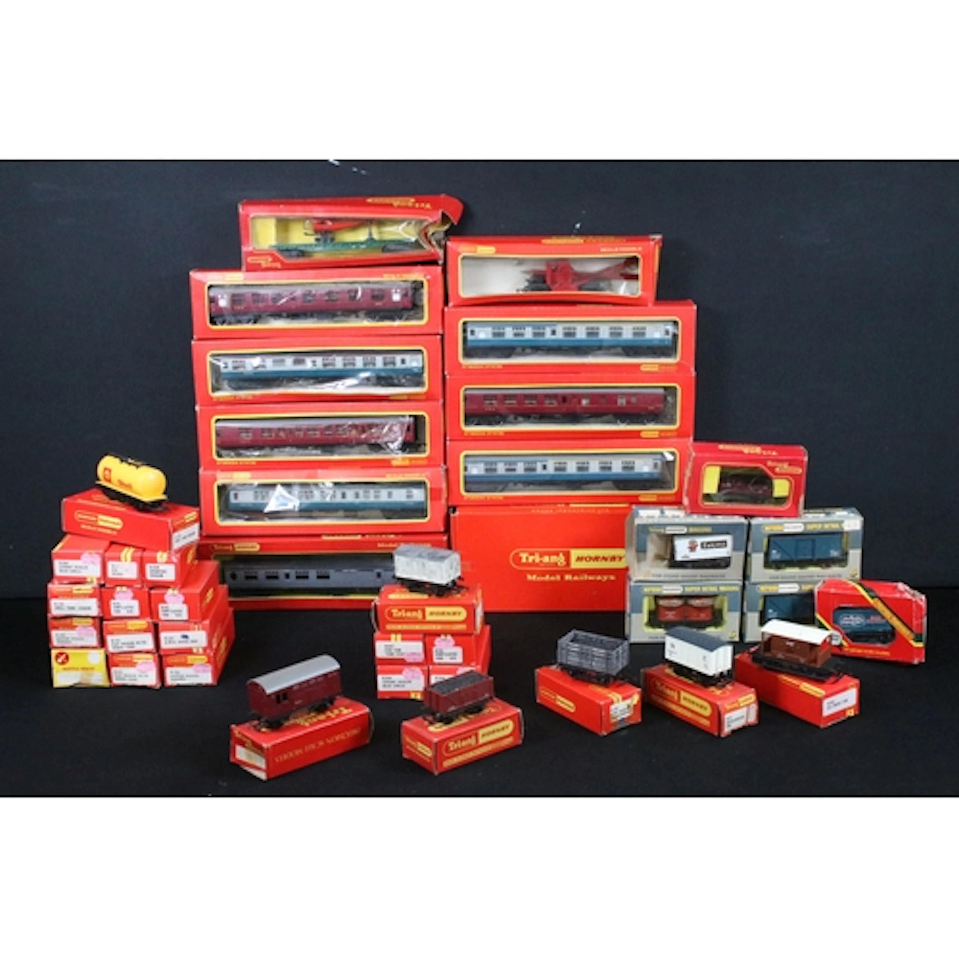 39 Boxed OO gauge items of rolling stock to include 35 x Hor...