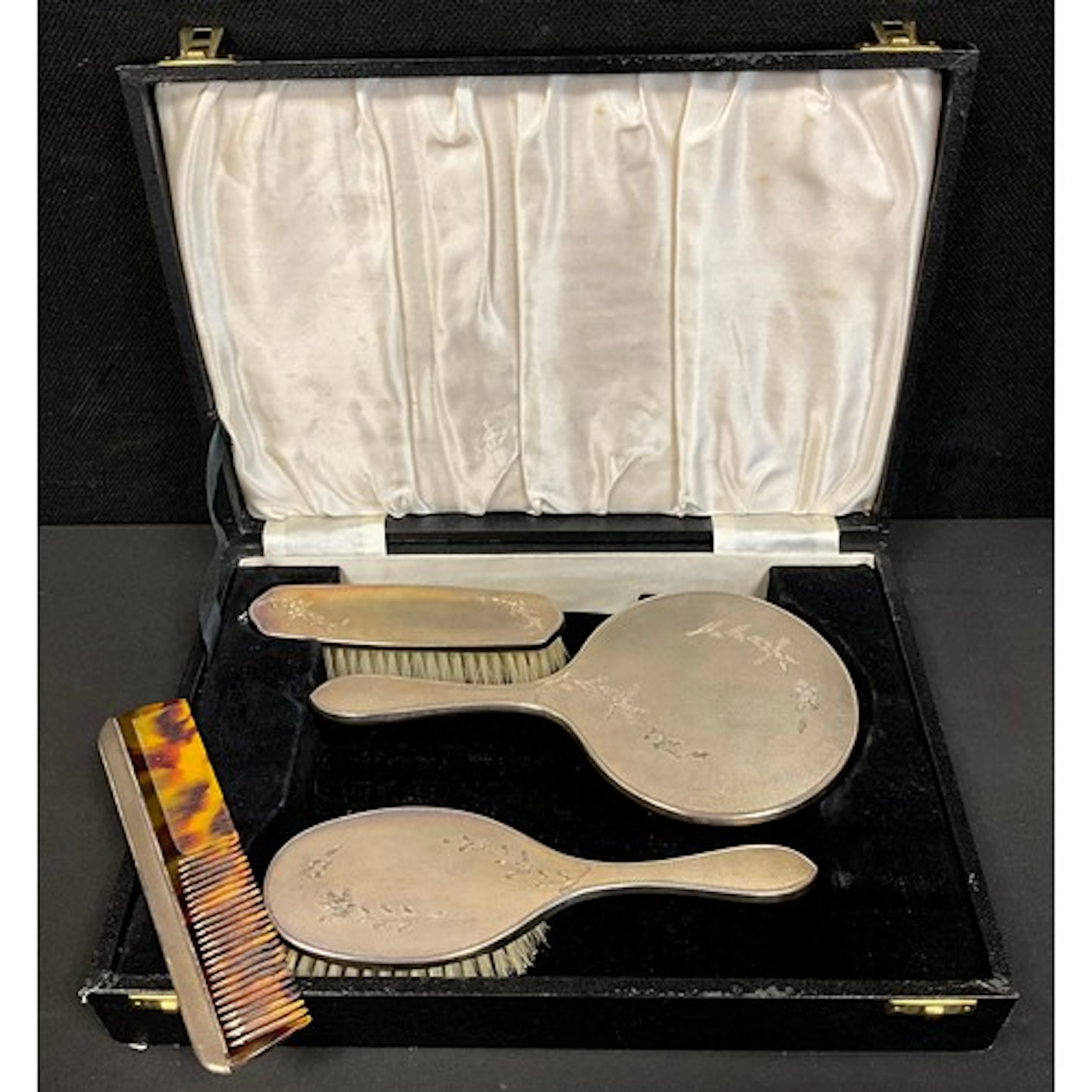 An Elizabeth II silver vanity set, comprising hair brush, mi...