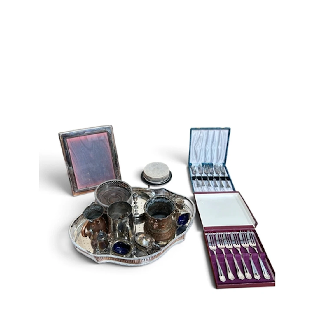 AN ARRAY OF MIXED METALWEAR TO INCLUDE SILVER PLATE AND PEWT...