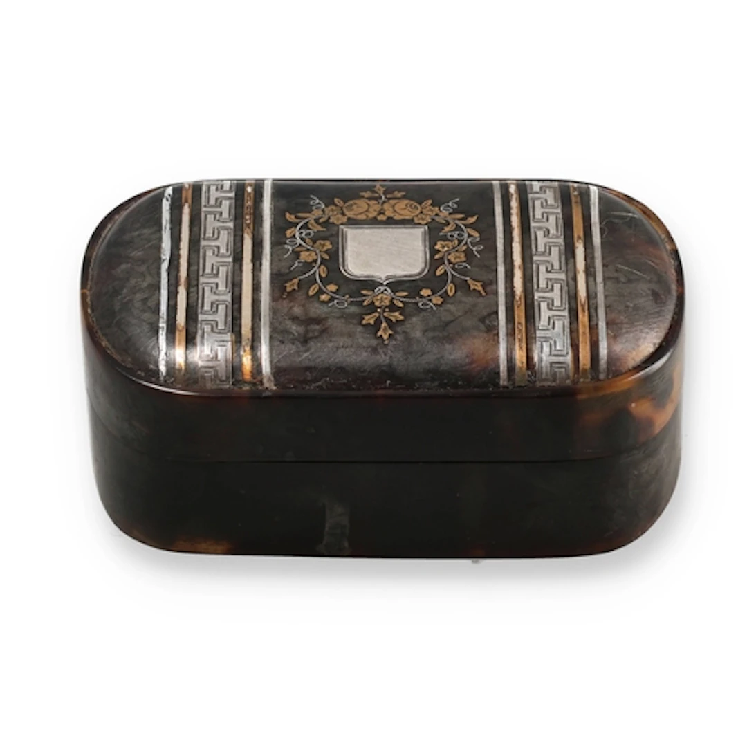 A SILVER MOUNTED TORTOISESHELL BOX 8cm x 5.5cm x 3cm...