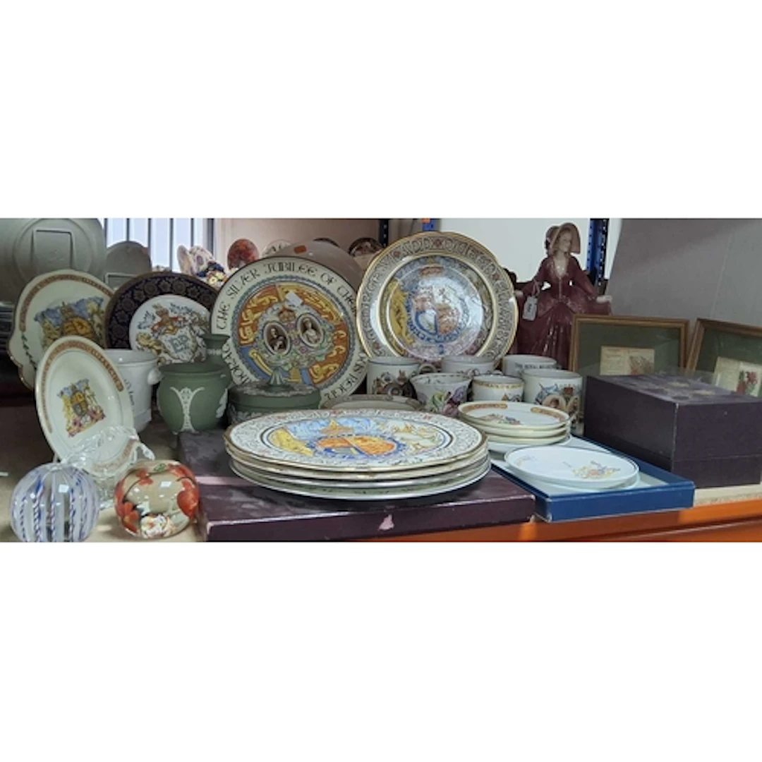 A COLLECTION OF MOSTLY ROYAL MEMORABILLIA, including ceramic...