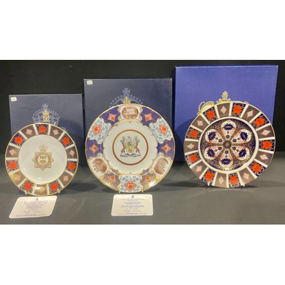 A Royal Crown Derby 1128 pattern dinner plate, 27cm diameter...