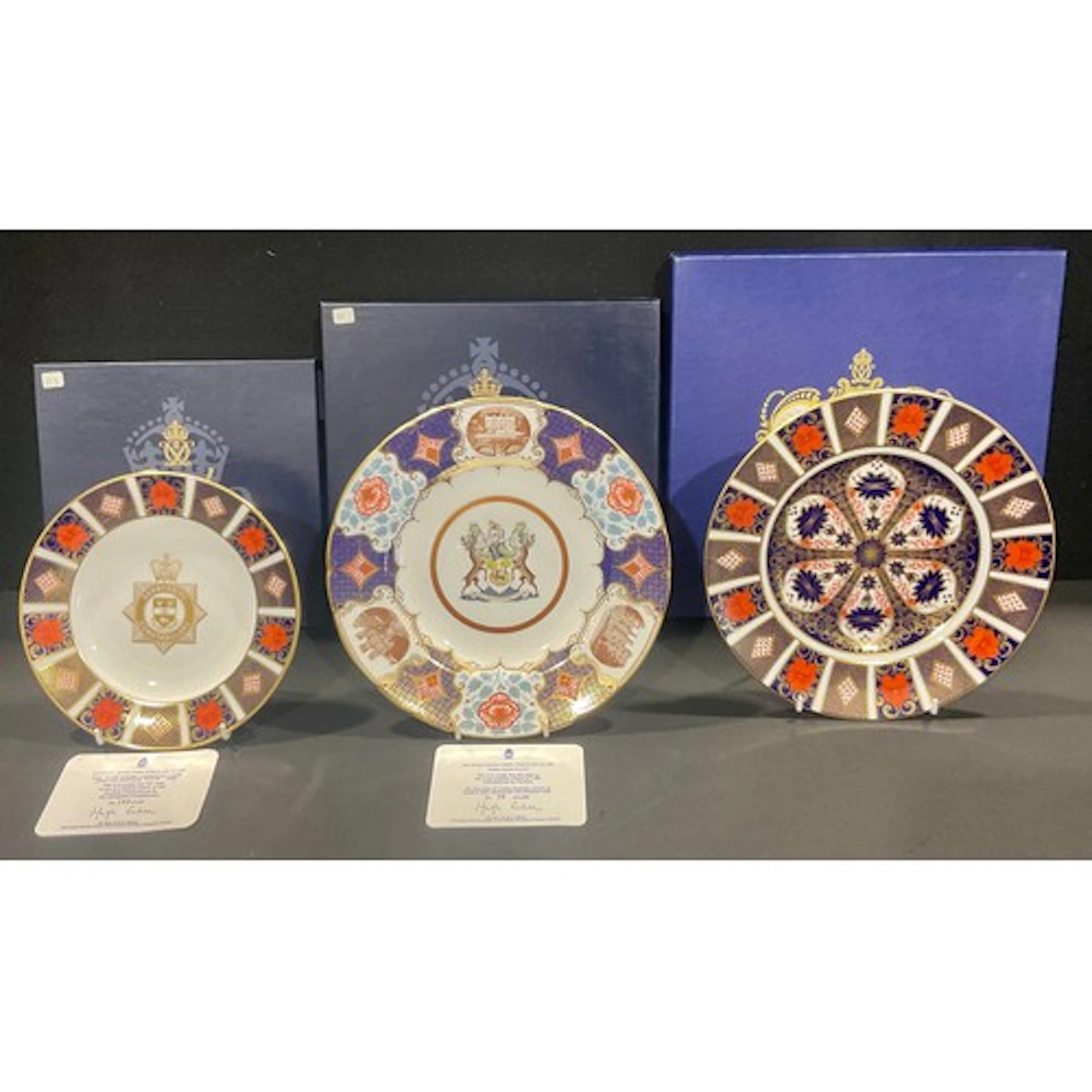 A Royal Crown Derby 1128 pattern dinner plate, 27cm diameter...