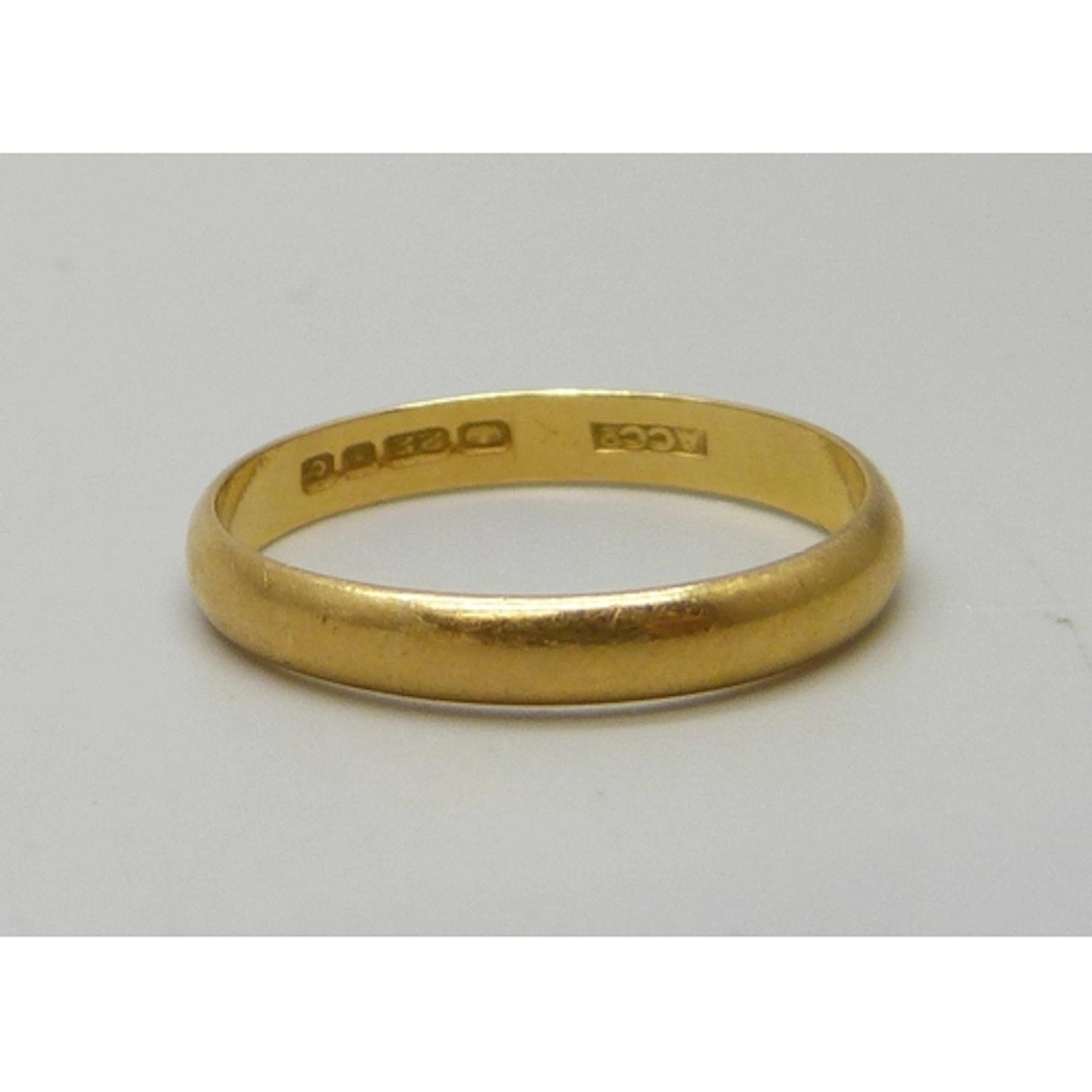 A 22ct gold wedding band ring, 2.7g, P