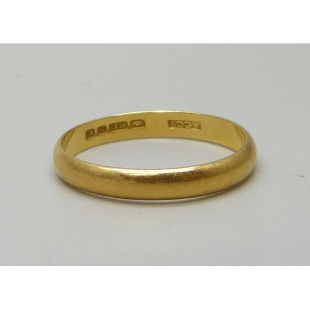 A 22ct gold wedding band ring, 2.7g, P
