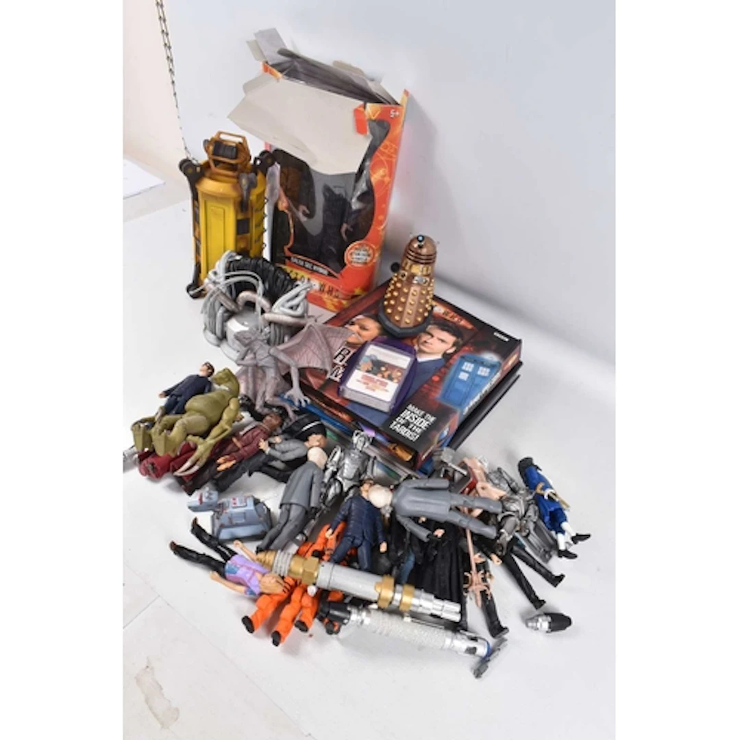 A COLLECTION OF BBC DOCTOR WHO FIGURES AND BRANDED ITEMS, to...
