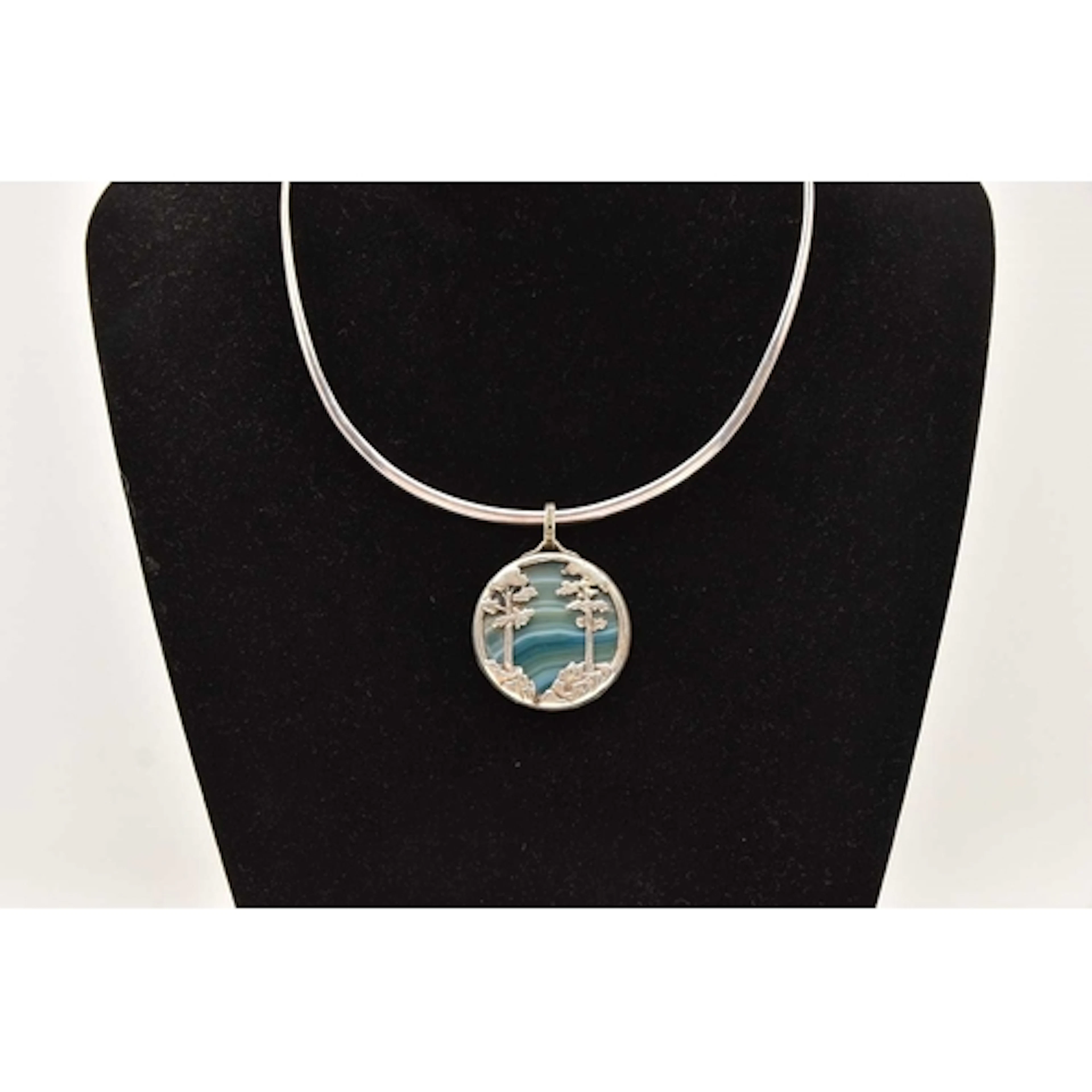 A WHITE METAL AGATE STATEMENT PENDANT NECKLACE, the circular...