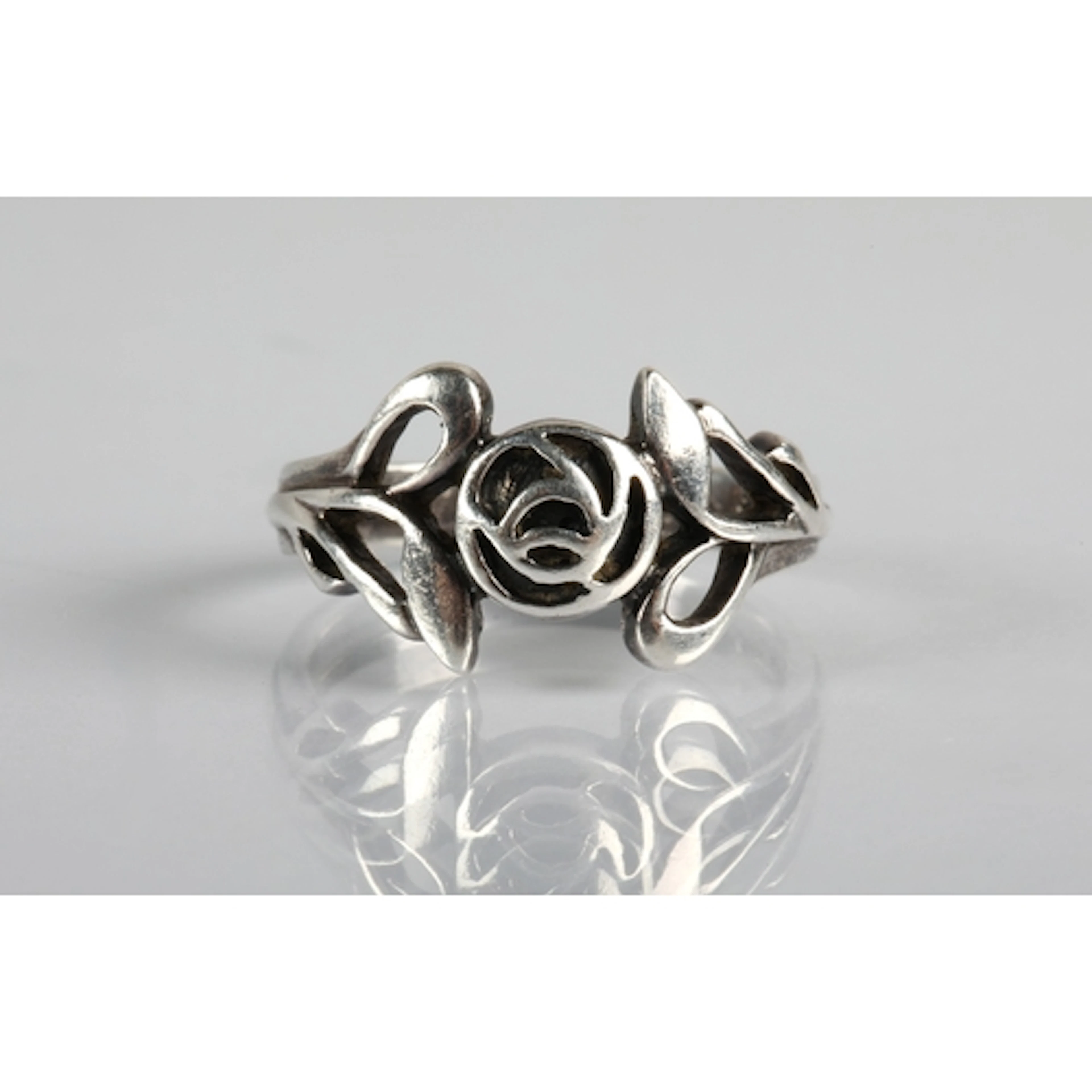 Silver floral design ring, ring size O, gross weight 3.7g