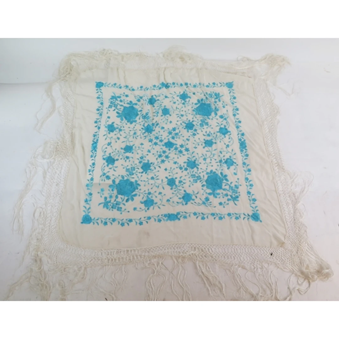 Early 20th century lady's shawl in elegant ivory with embroi...