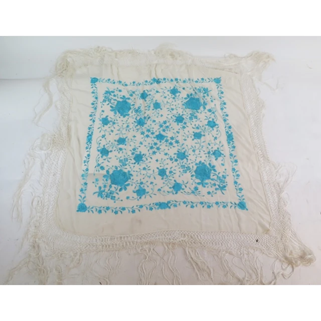 Early 20th century lady's shawl in elegant ivory with embroi...