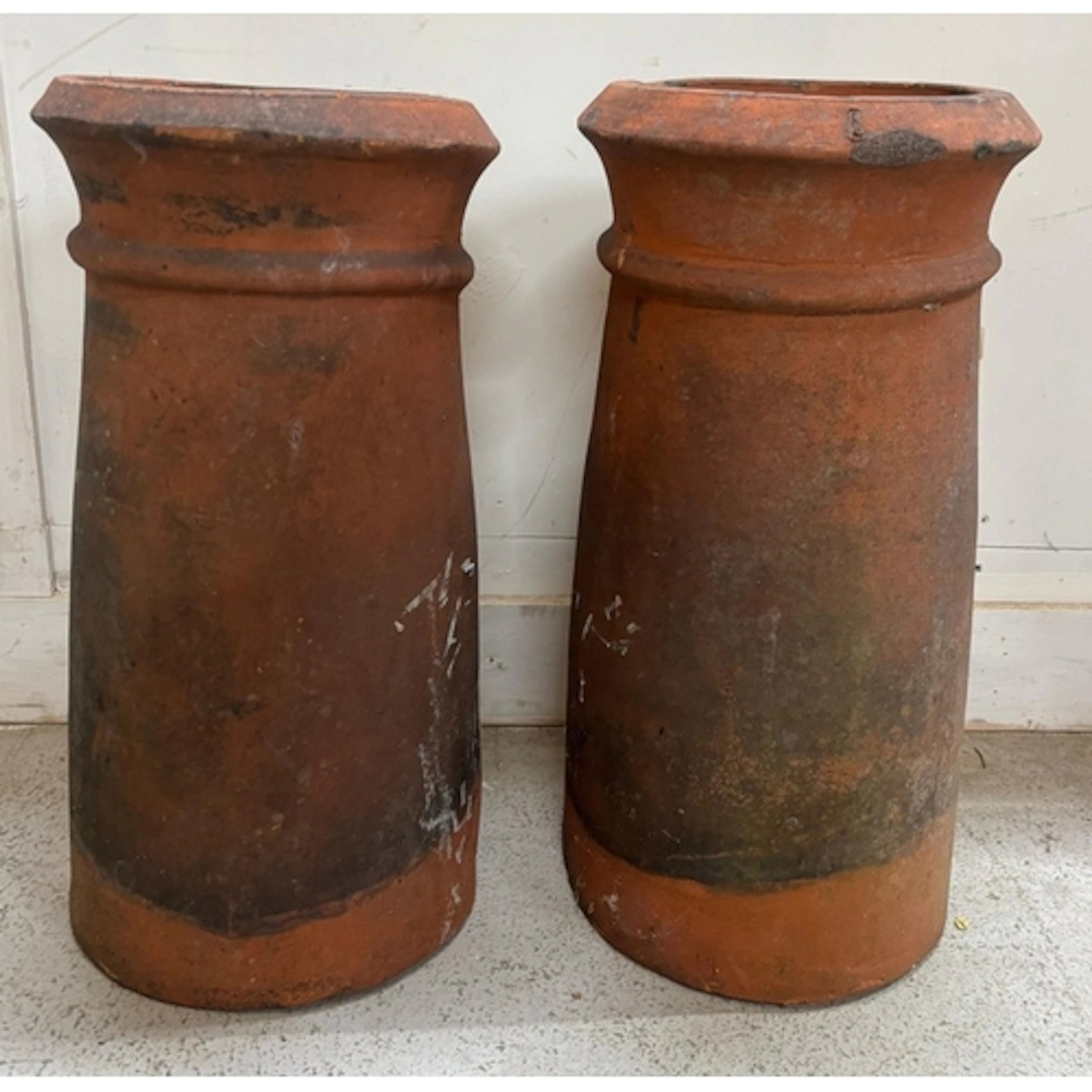 A pair og reclaimed terracotta chimney pots