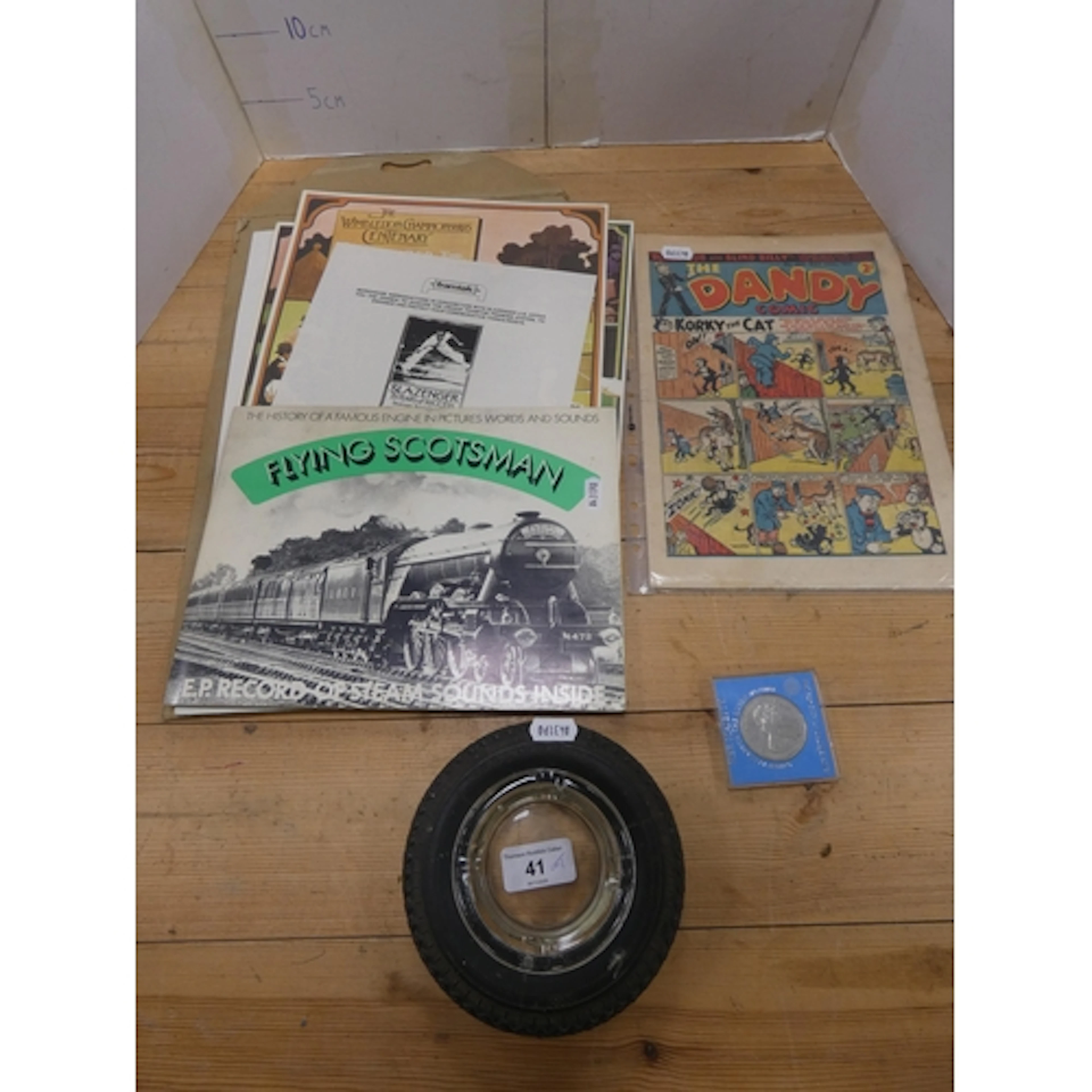 Commemorative Queen Elizabeth II coin dated 1980, ashtray in...