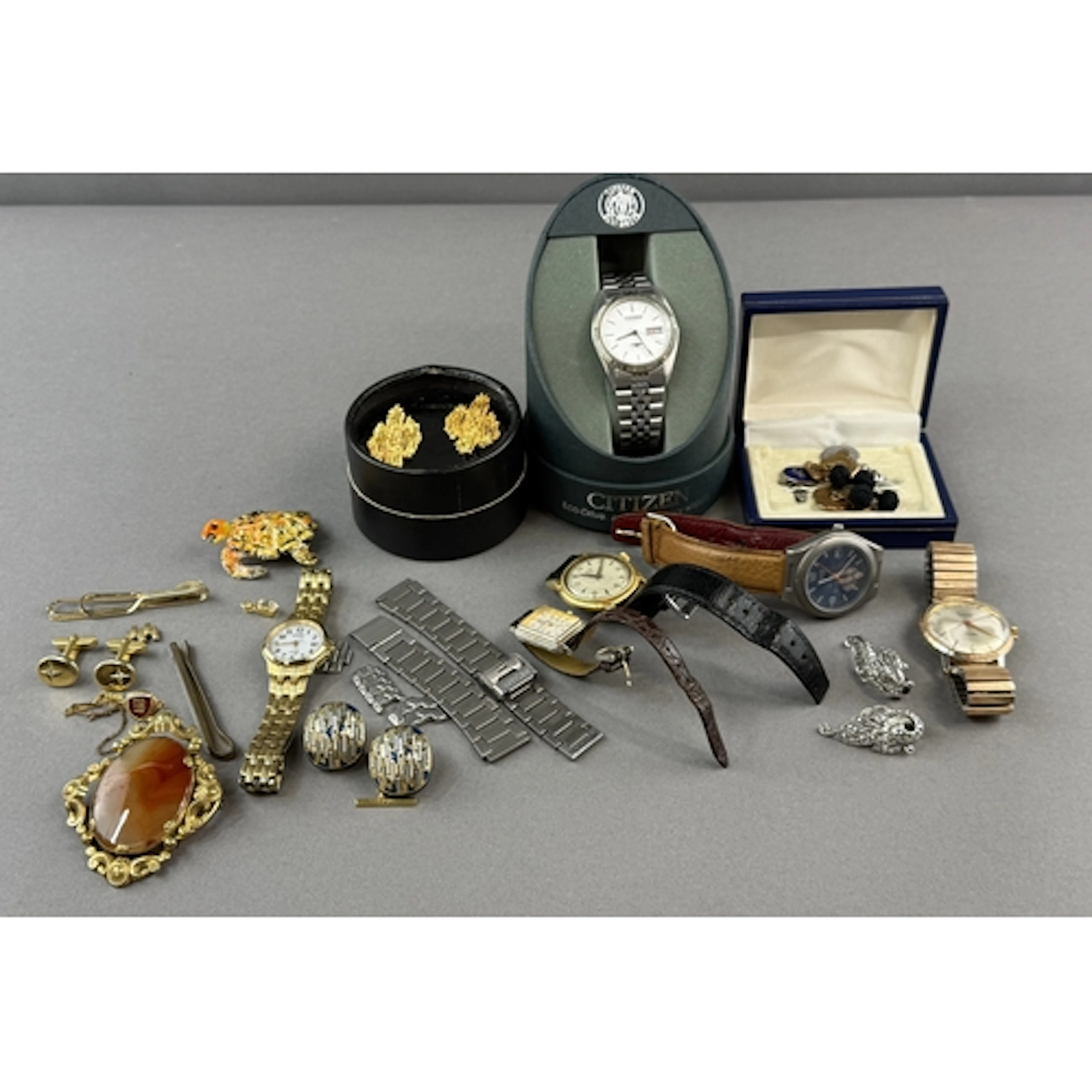 Costume Jewellery: a Victorian pinchbeck mounted agate brooc...