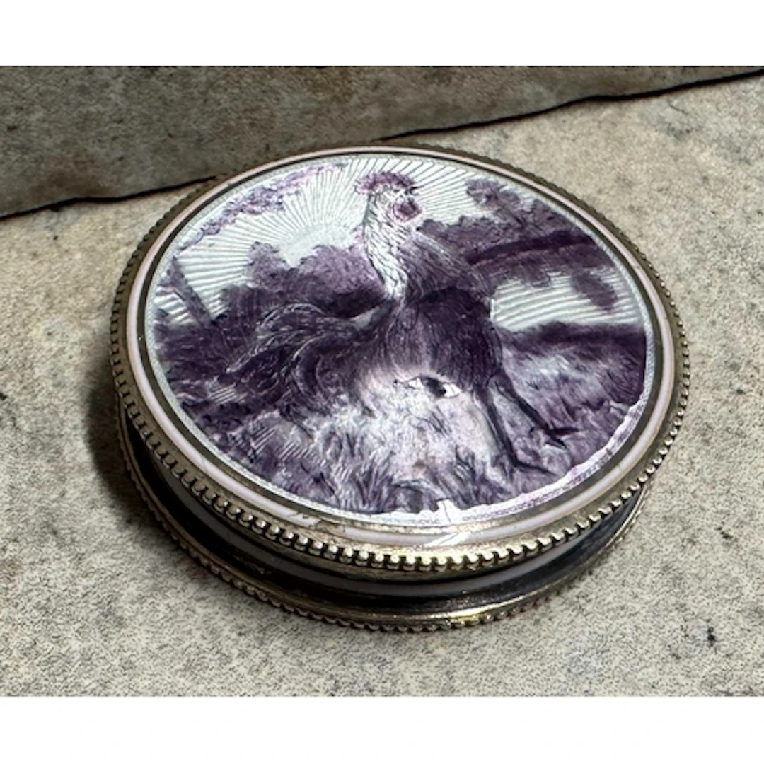 An early 20th Century silver snuff box depicting a cockerel ...