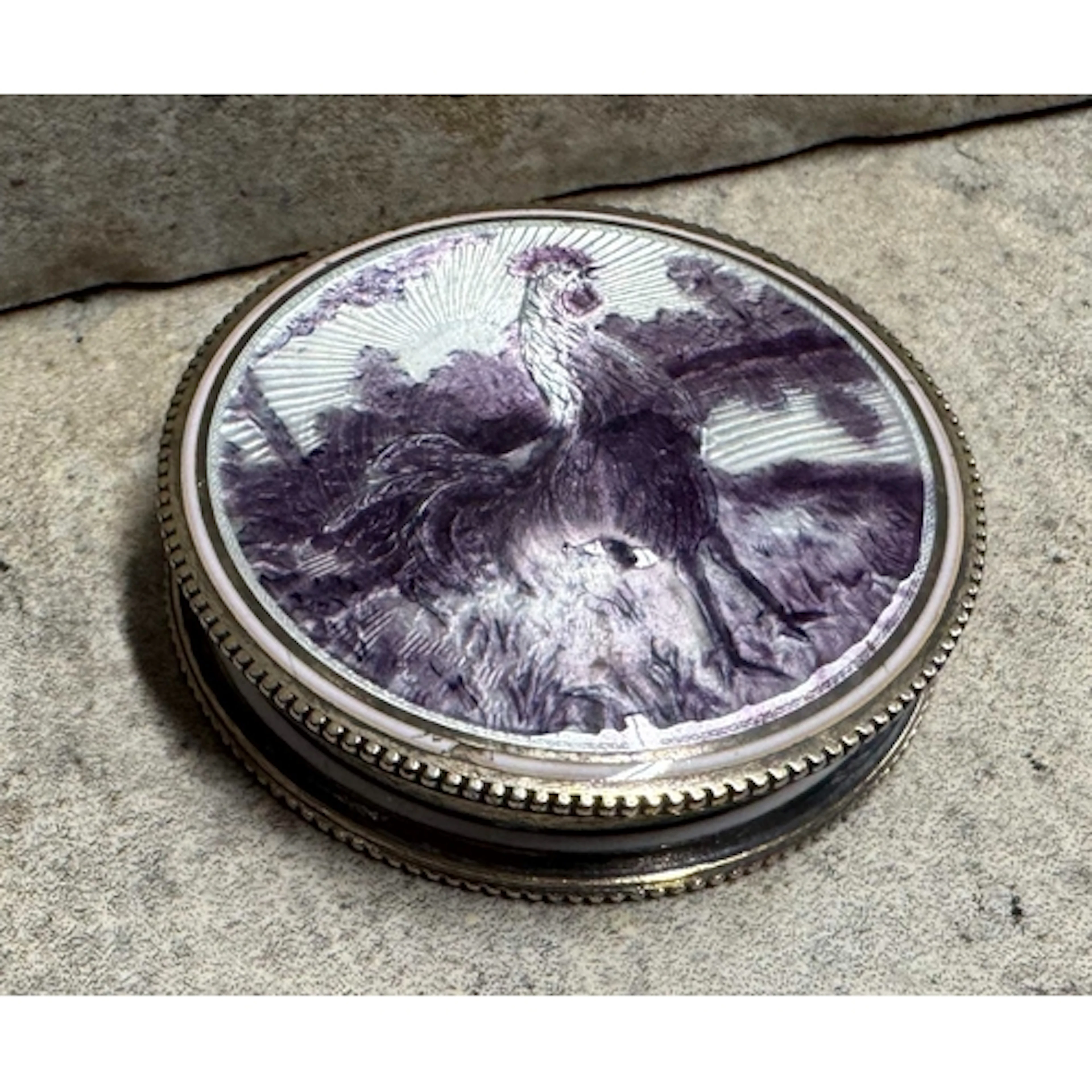 An early 20th Century silver snuff box depicting a cockerel ...
