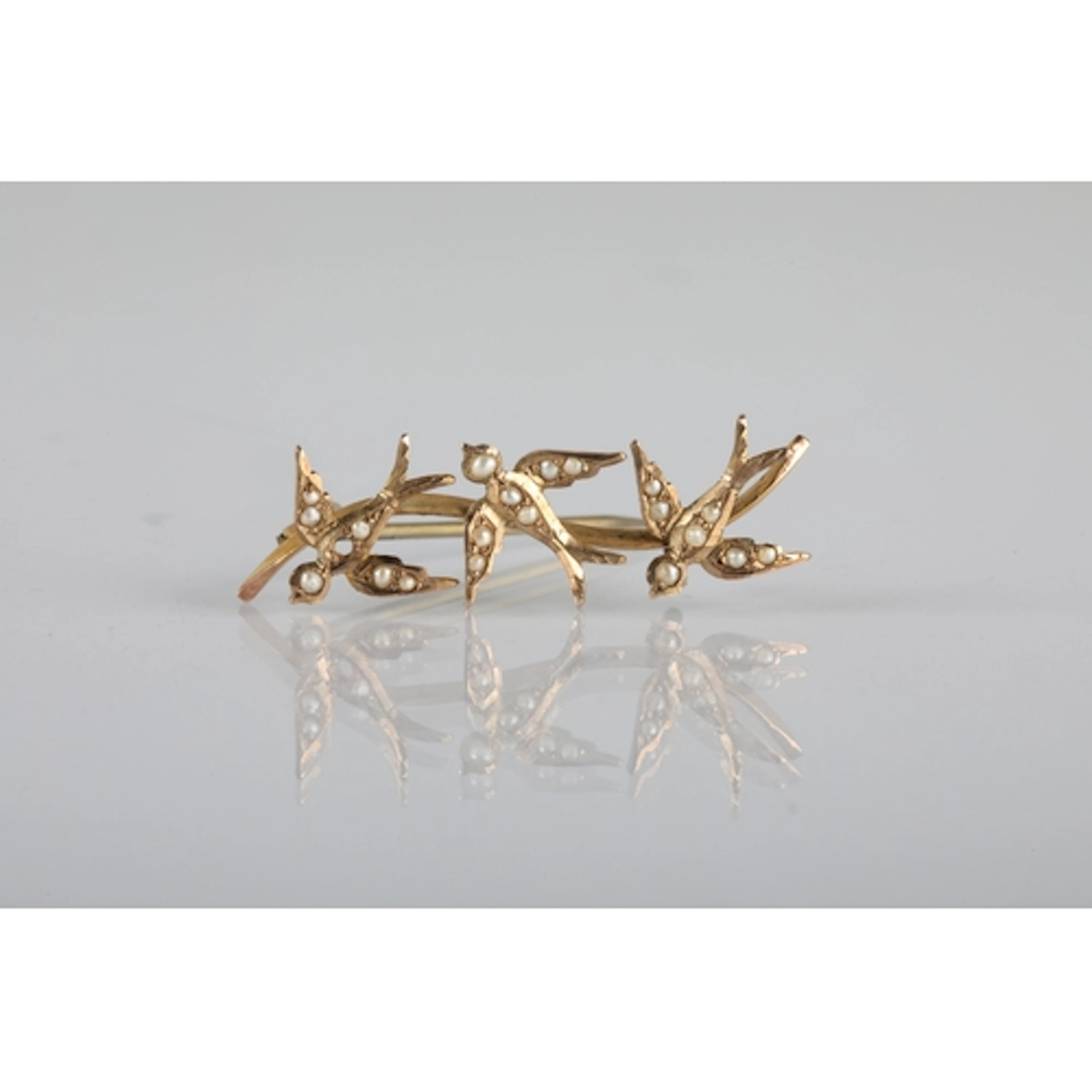 9ct gold swallow bar brooch, gross weight 1.5g.