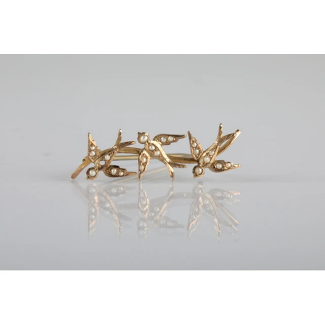 9ct gold swallow bar brooch, gross weight 1.5g.