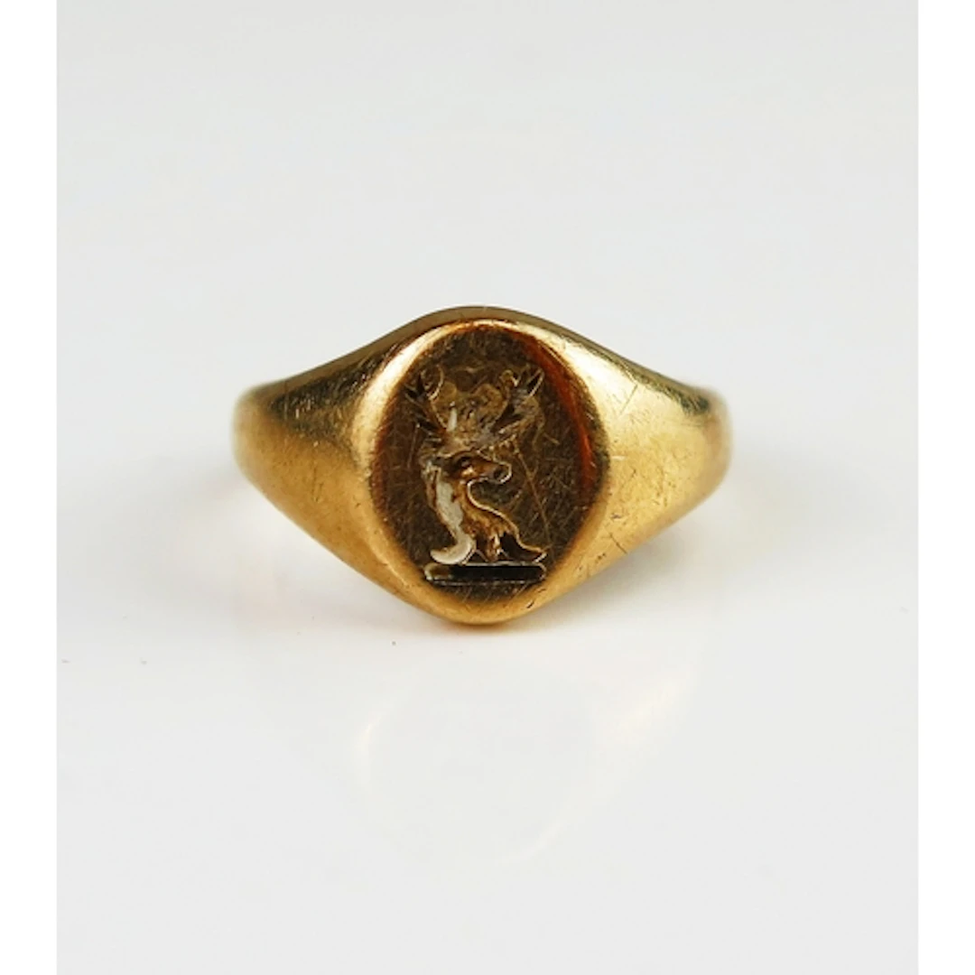 A 9ct gold seal ring engraved with a stag's head, size I.5, ...