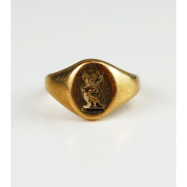 A 9ct gold seal ring engraved with a stag's head, size I.5, ...