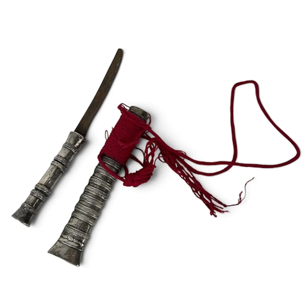 A 19TH CENTURY BURMESE SHAN SILVER-CLAD DAGGER 22cm...