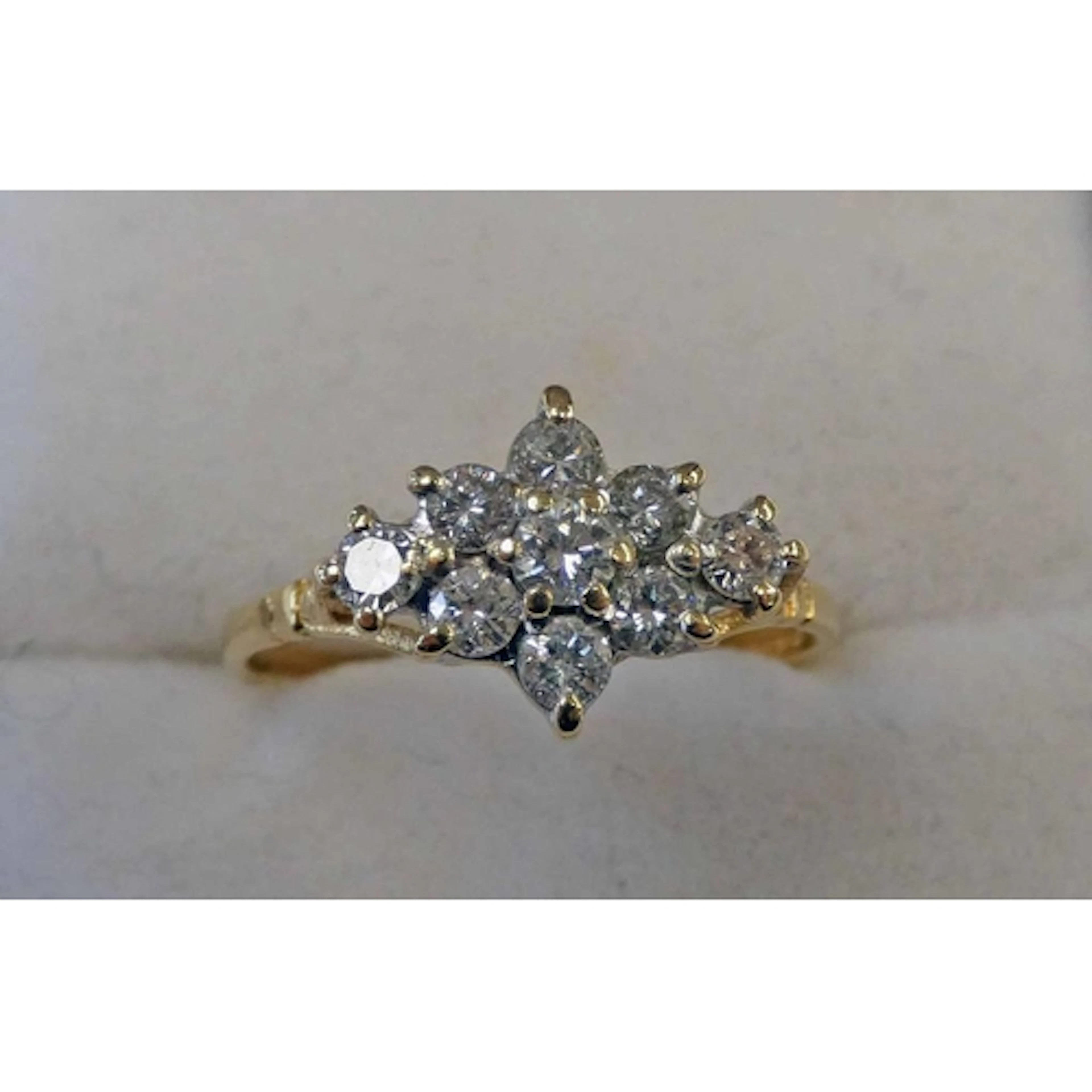 18CT GOLD DIAMOND CLUSTER RING, APPROX. 0.9 CARATS, RING SIZ...