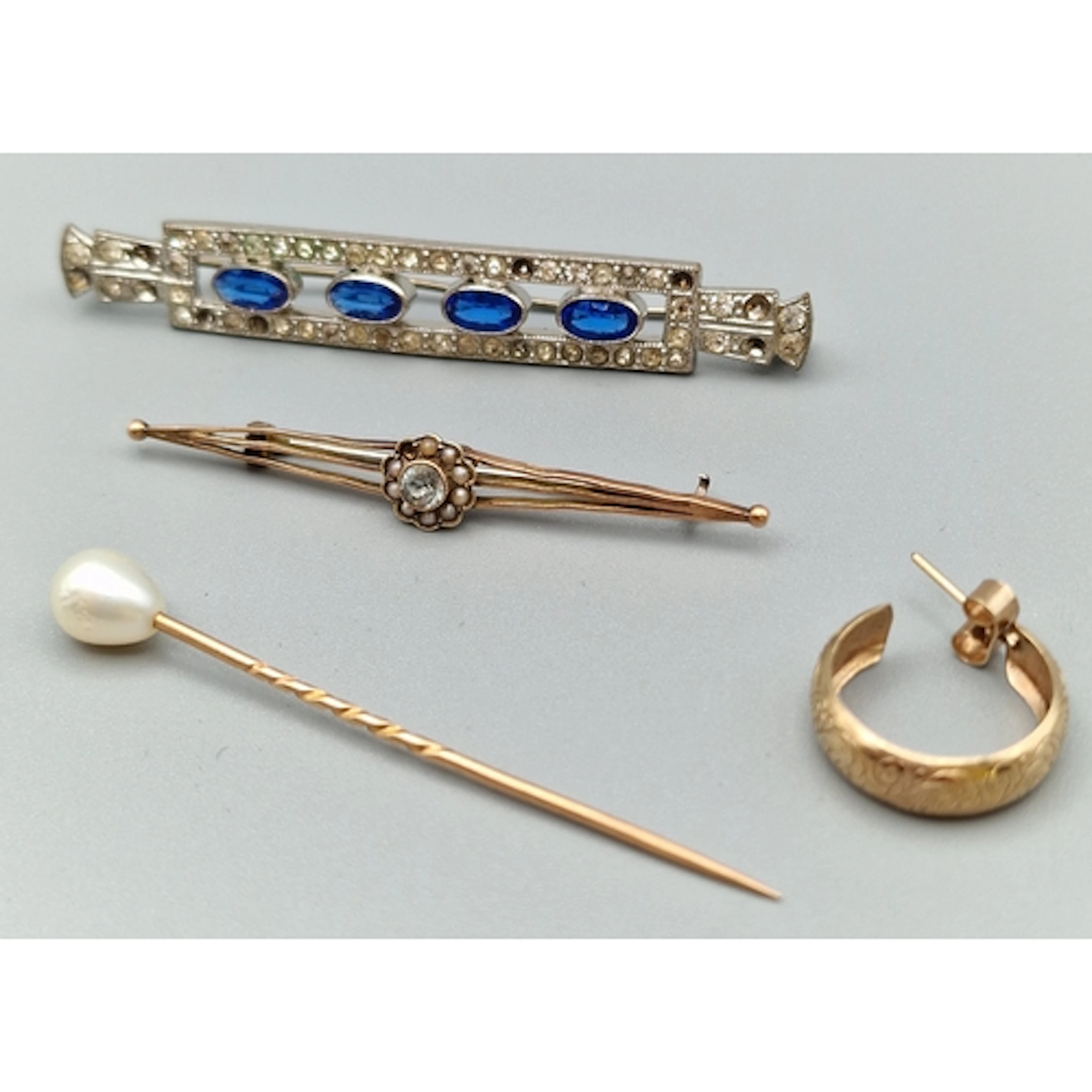 9ct gold single hoop earring (1g approx.), together with 9ct...