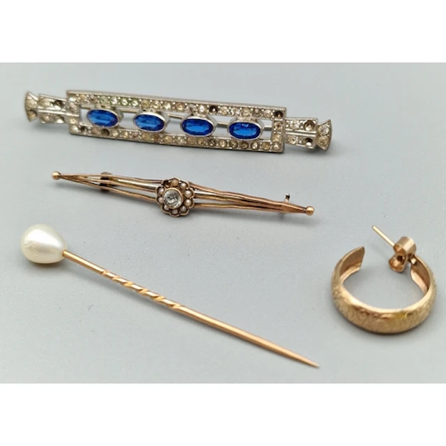 9ct gold single hoop earring (1g approx.), together with 9ct...