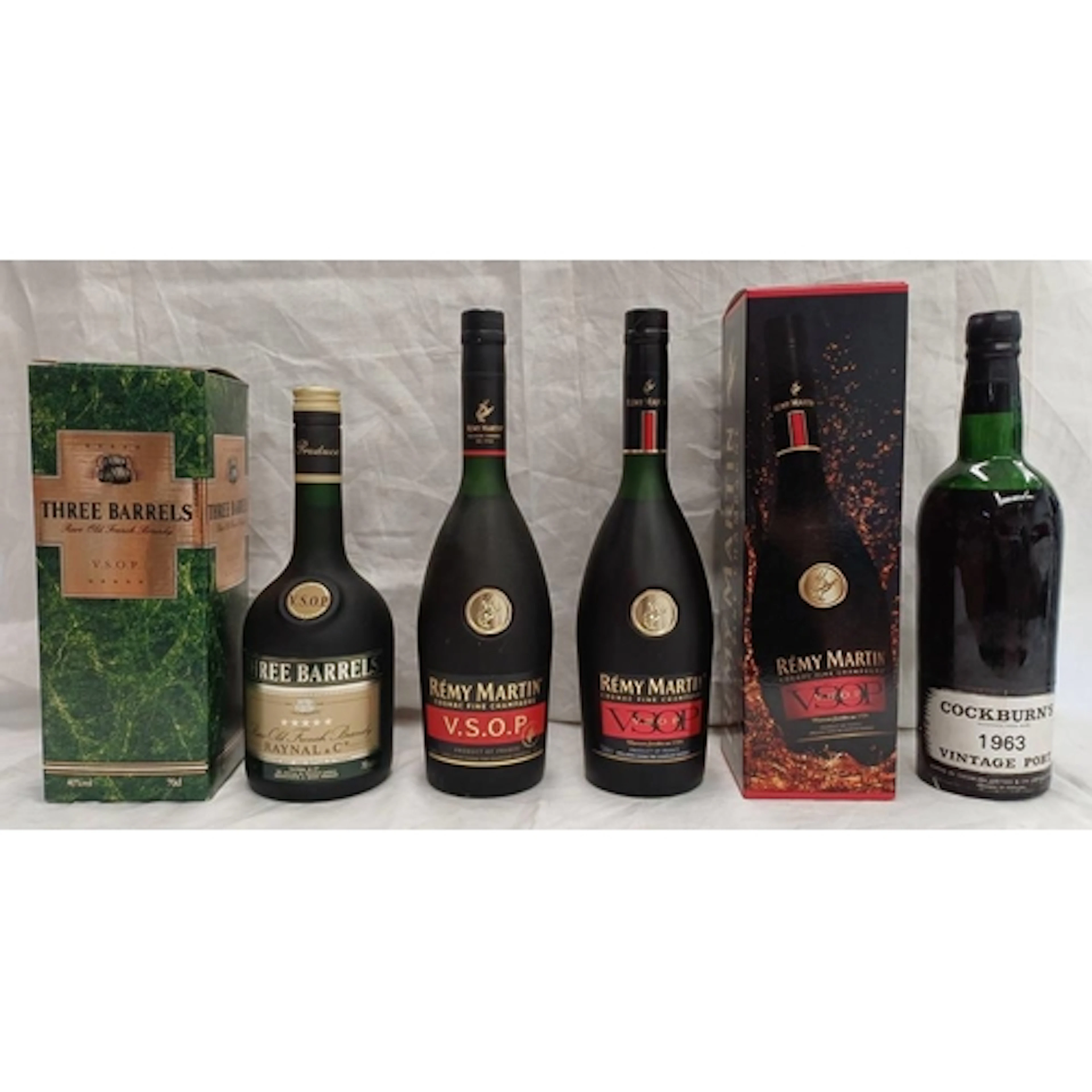 1 BOTTLE COCKBURNS 1963 VINTAGE PORT - SIGNS OF SEEPAGE, TOG...