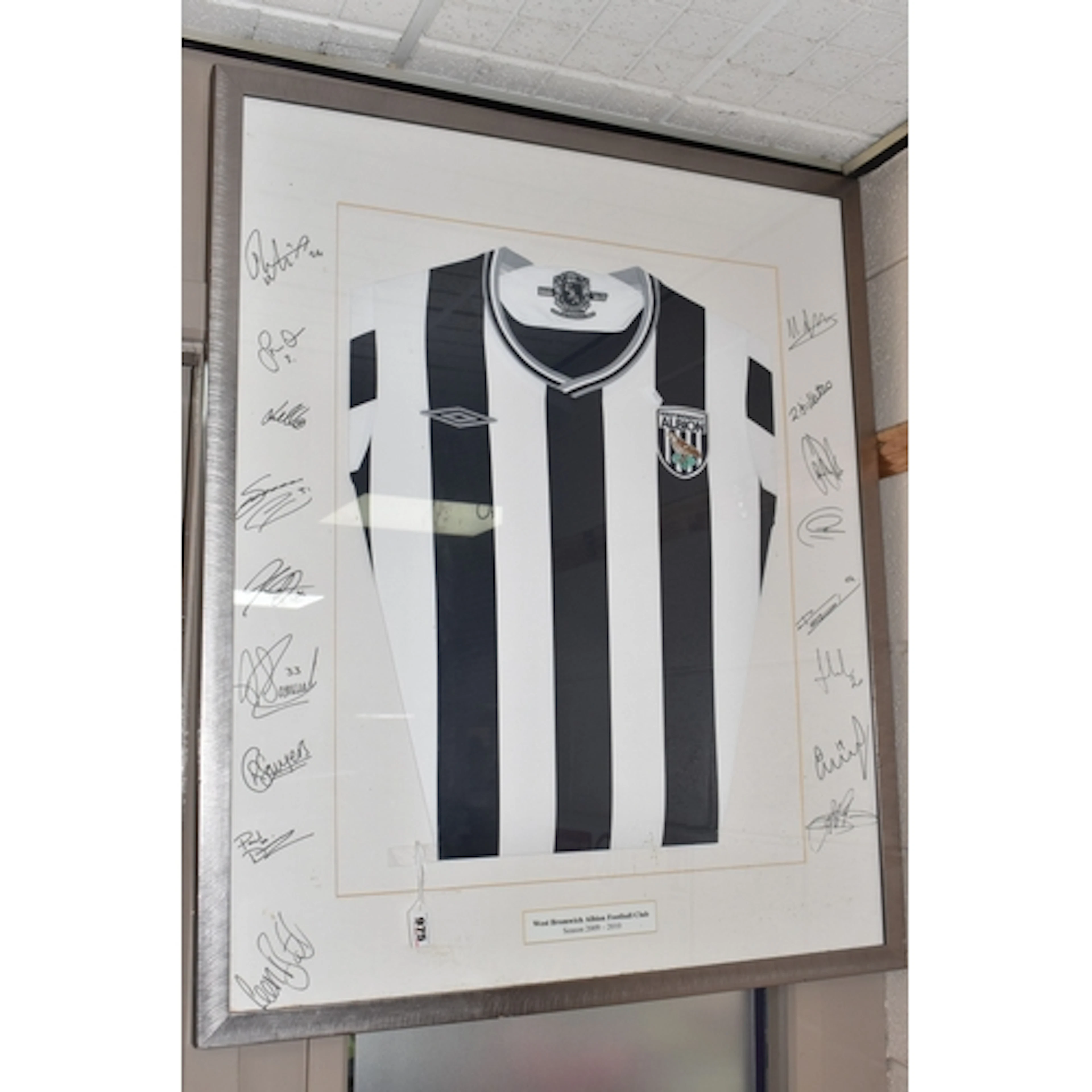 A FRAMED WEST BROMWICH ALBION 2009/2010 FOOTBALL SHIRT, bear...