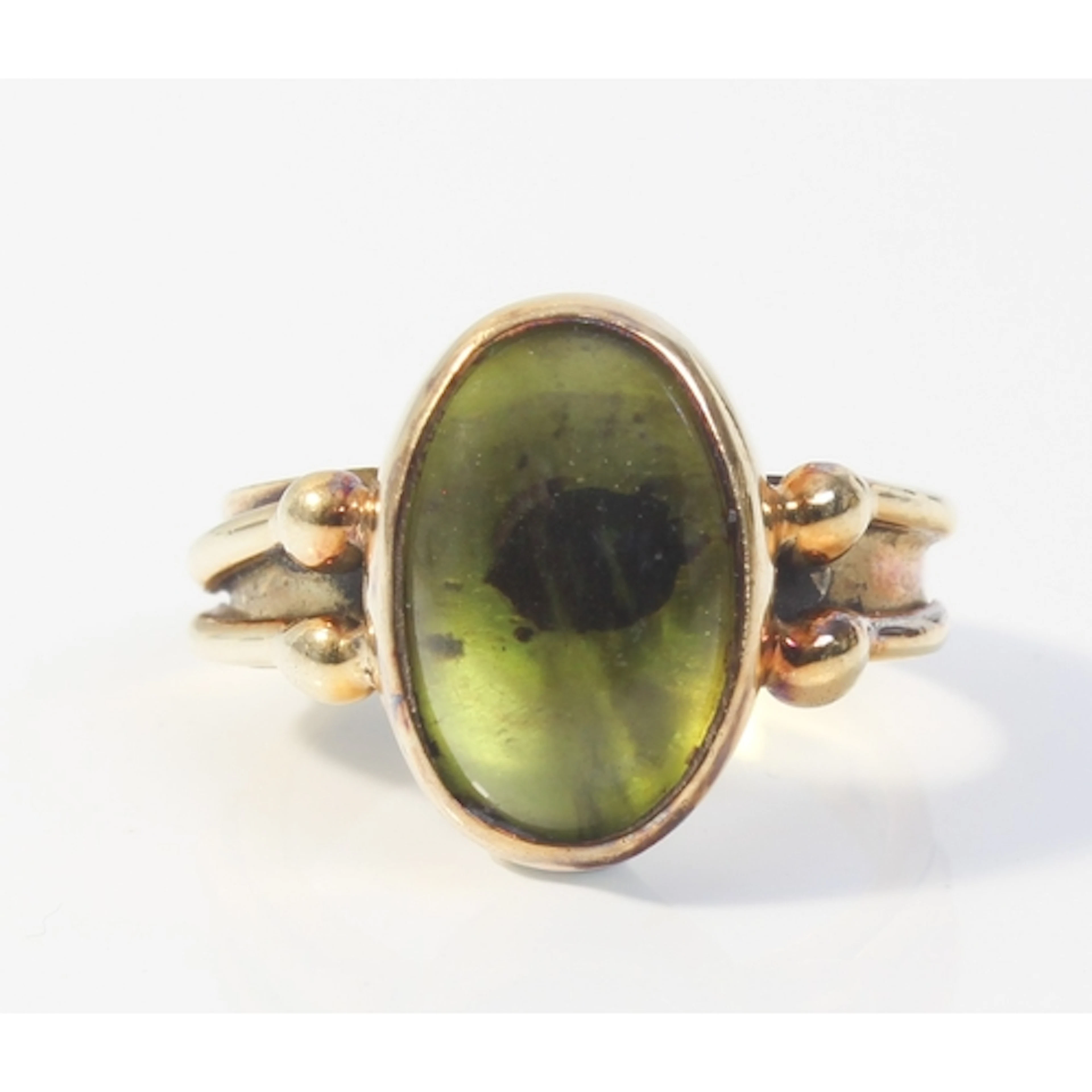 An 18ct yellow gold and green gemstone designer ring - hallm...