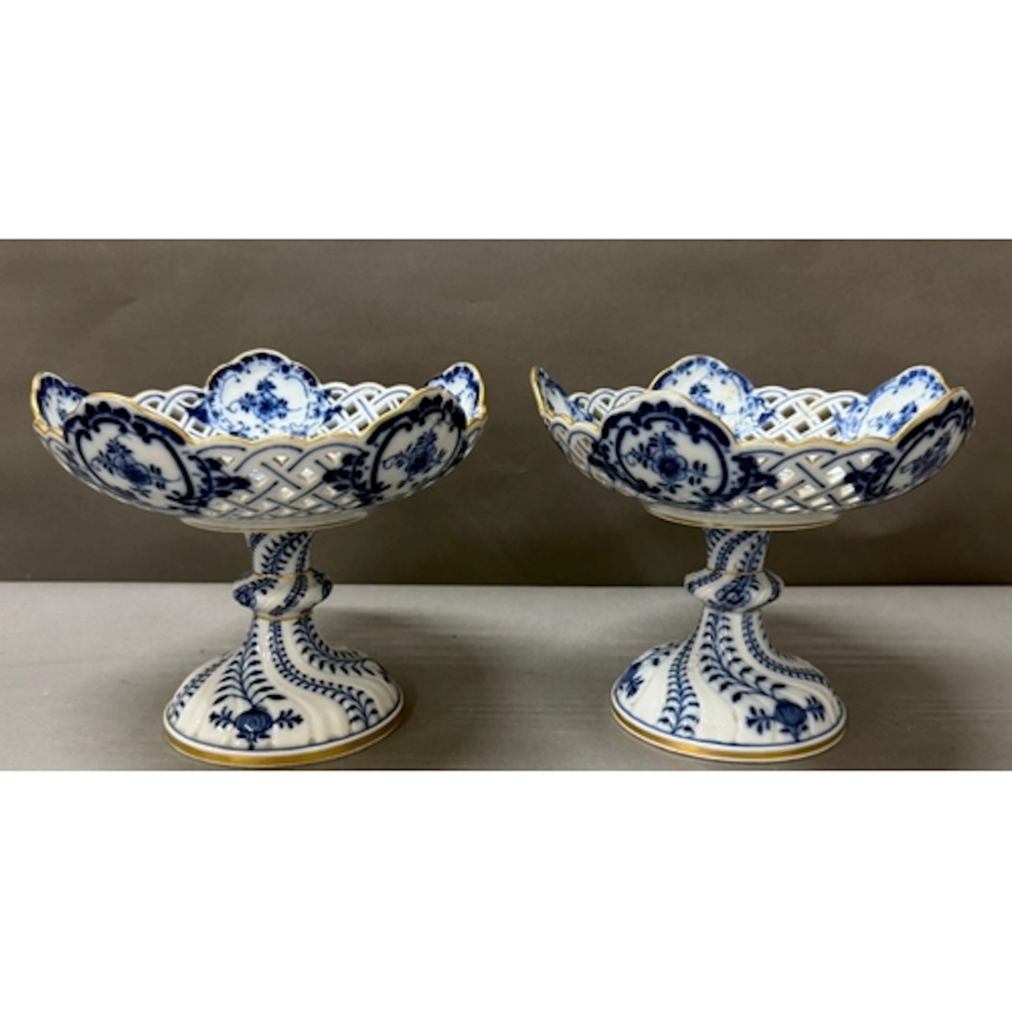 A pair of Meissen pierced Tazza in the "Blue Onion" pattern ...